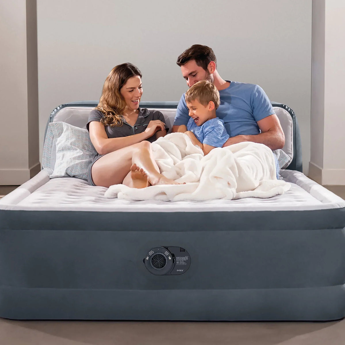 Nouveauté 2026 – D'Intex : Dura-Beam Deluxe : Matelas gonflable avec tête de lit ultra moelleuse - Queen - Gris, matelas gonflable de 45 cm, pompe intégrée, technologie Fiber-Tech, sac de transport, capacité de charge de 272 kg (64447ED