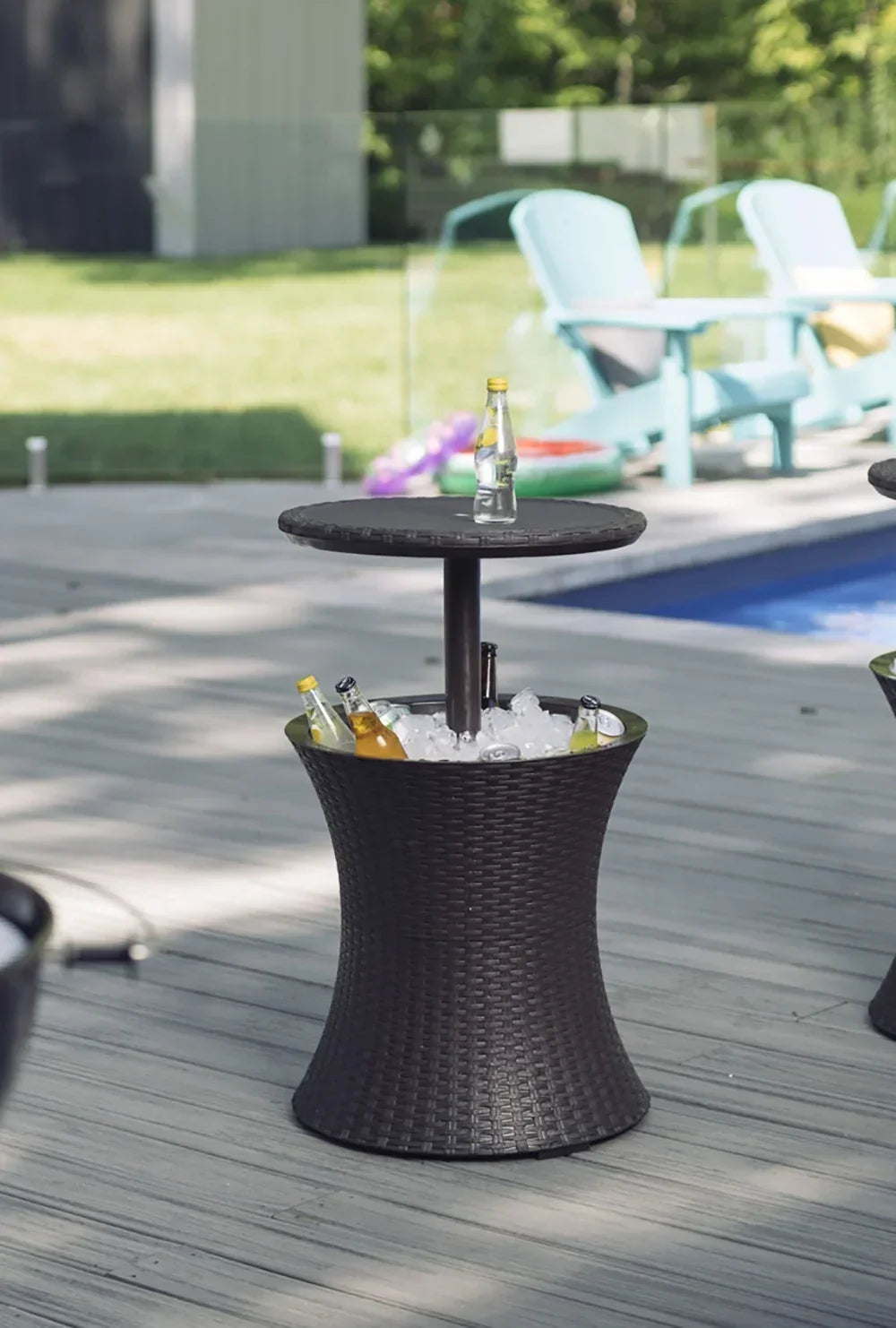 Nouveauté 2026 – Table d'appoint et bar isotherme Keter Pacific Cool Bar 2 en 1 de 28 litres (7,5 gallons), résistante aux intempéries, en résine durable, aspect rotin marron