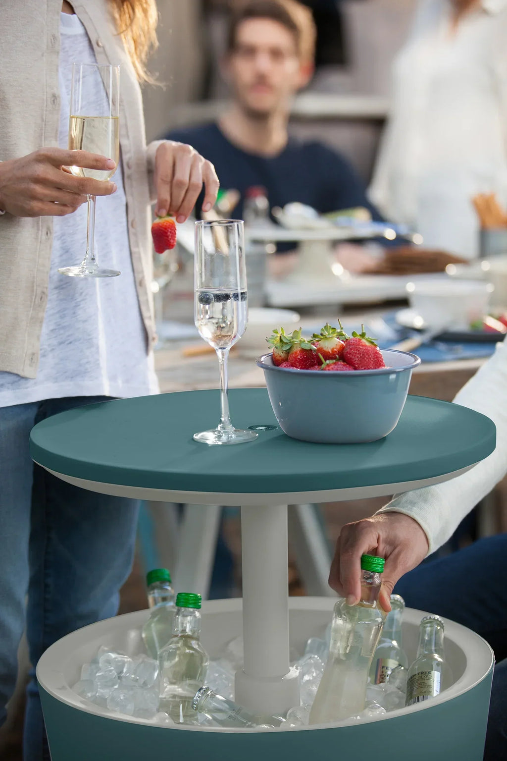 Nouveauté 2026 – Table d'appoint et bar isotherme Keter Pacific Cool Bar 2 en 1 de 28 litres (7,5 gallons), résistante aux intempéries, en résine durable, aspect rotin marron