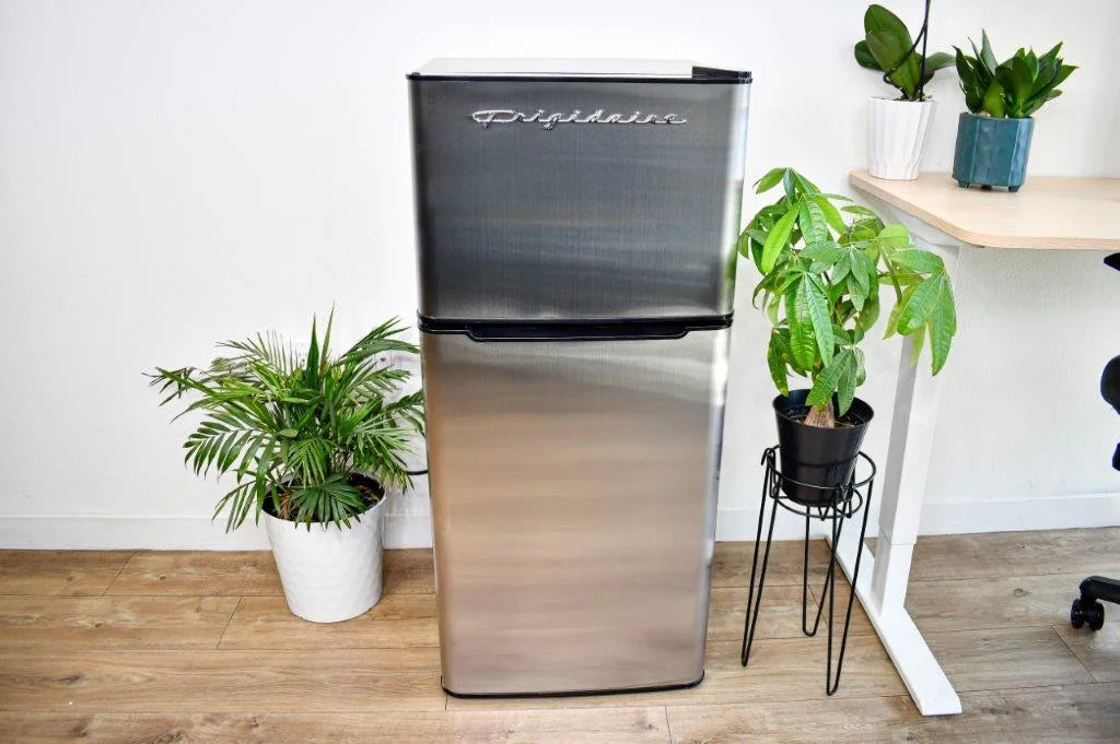 Nouveauté 2026 – Réfrigérateur compact Frigidaire 2 portes, 4,5 pi³, finition chromée, EFR451, platine