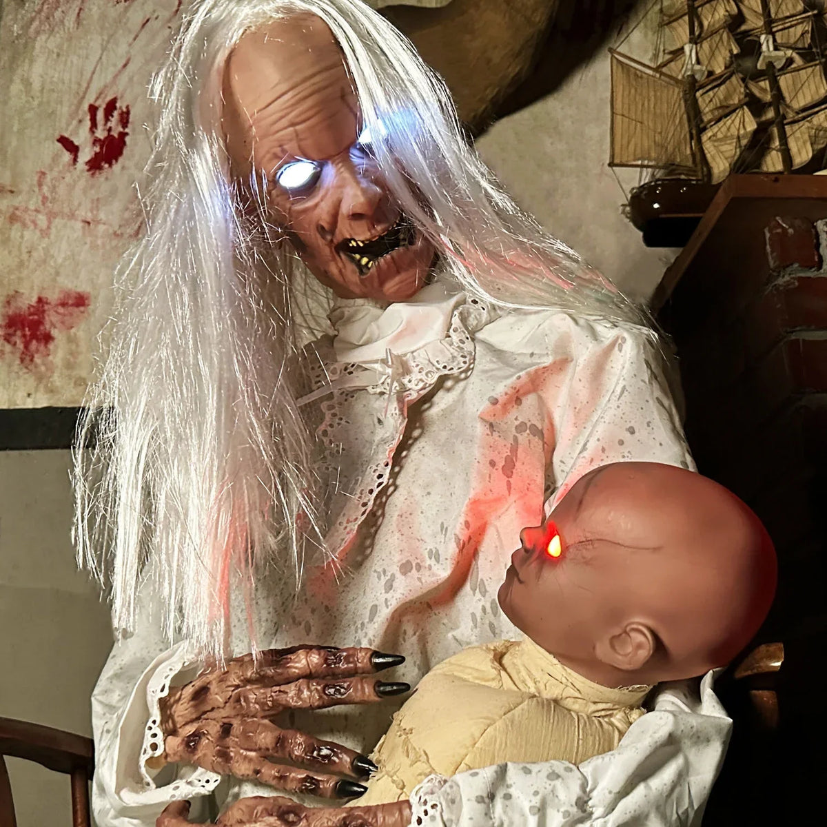Nouveauté 2026 – Décoration d'Halloween Tekky Haunted Hill Farm : Mamie Gravely animatronique de 88 cm (2,9 pi) avec sons activés par le mouvement, HHGRVLYGRNY-1FLSA