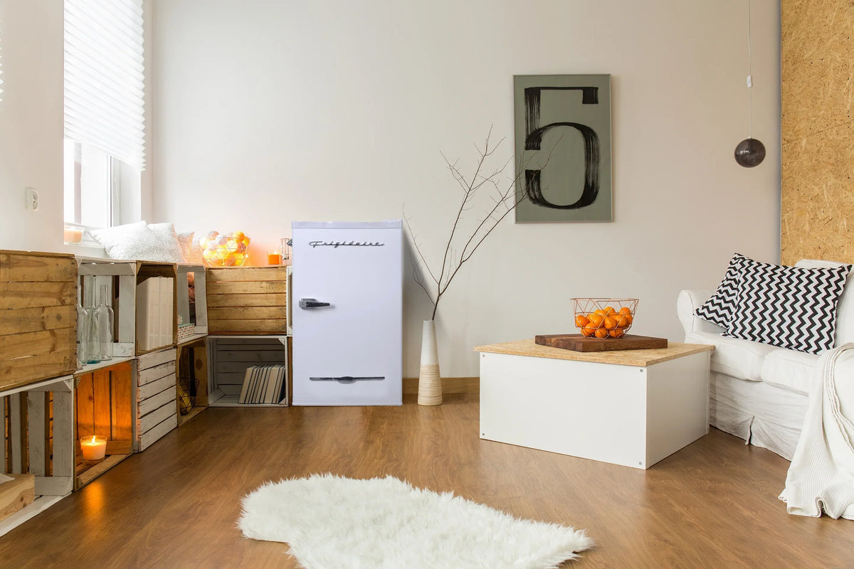 Nouveauté 2026 – Réfrigérateur de bar rétro Frigidaire EFR376-C-PINK 3,2 pi³ (rose), 65 watts, avec ouvre-bouteille latéral