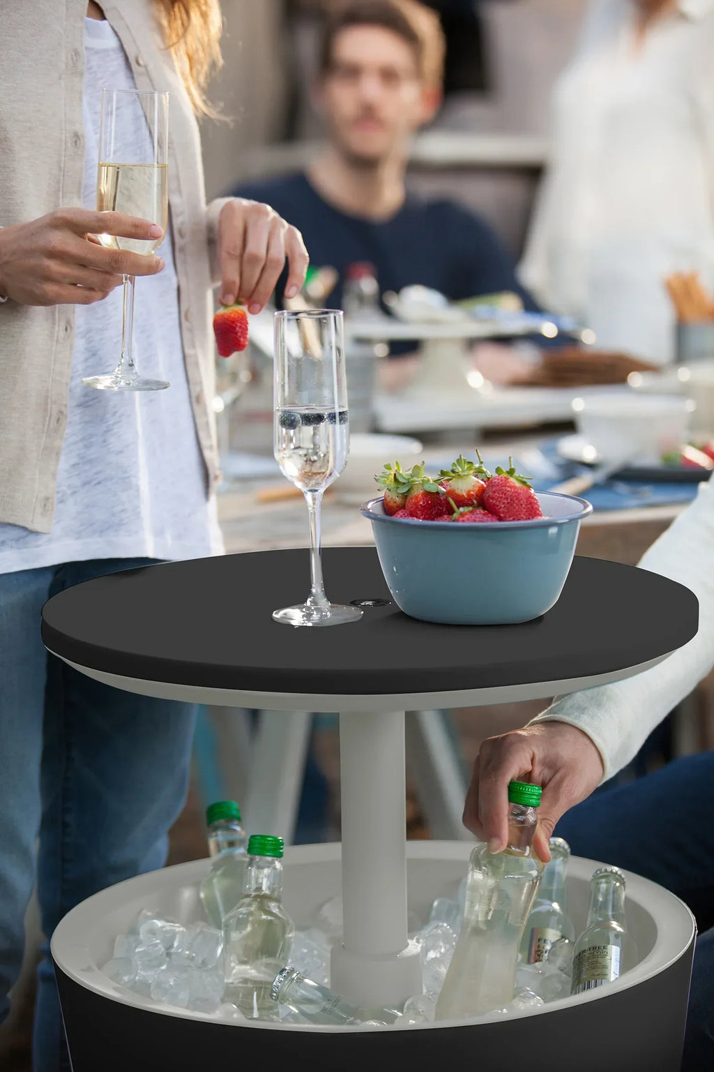 Nouveauté 2026 – Table d'appoint et bar isotherme Keter Pacific Cool Bar 2 en 1 de 28 litres (7,5 gallons), résistante aux intempéries, en résine durable, aspect rotin marron