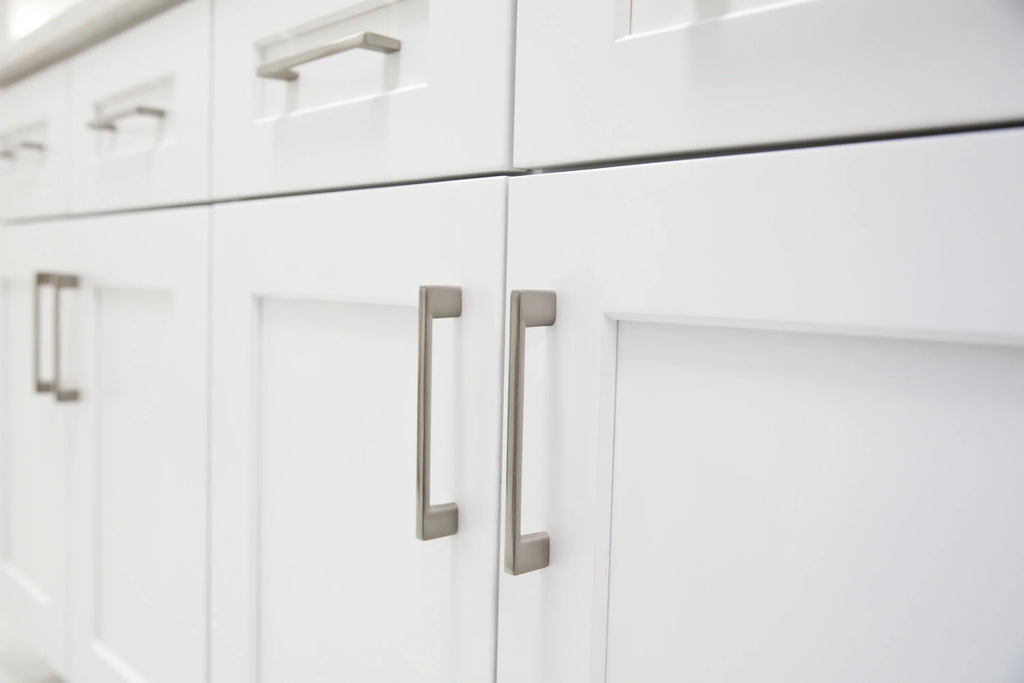 Nouveauté 2026 – Meuble bas de cuisine Design House Brookings , en bois, style Shaker, à 2 portes et 2 tiroirs (48 x 34,5 x 24 po), prêt à assembler, blanc Sherwin Williams