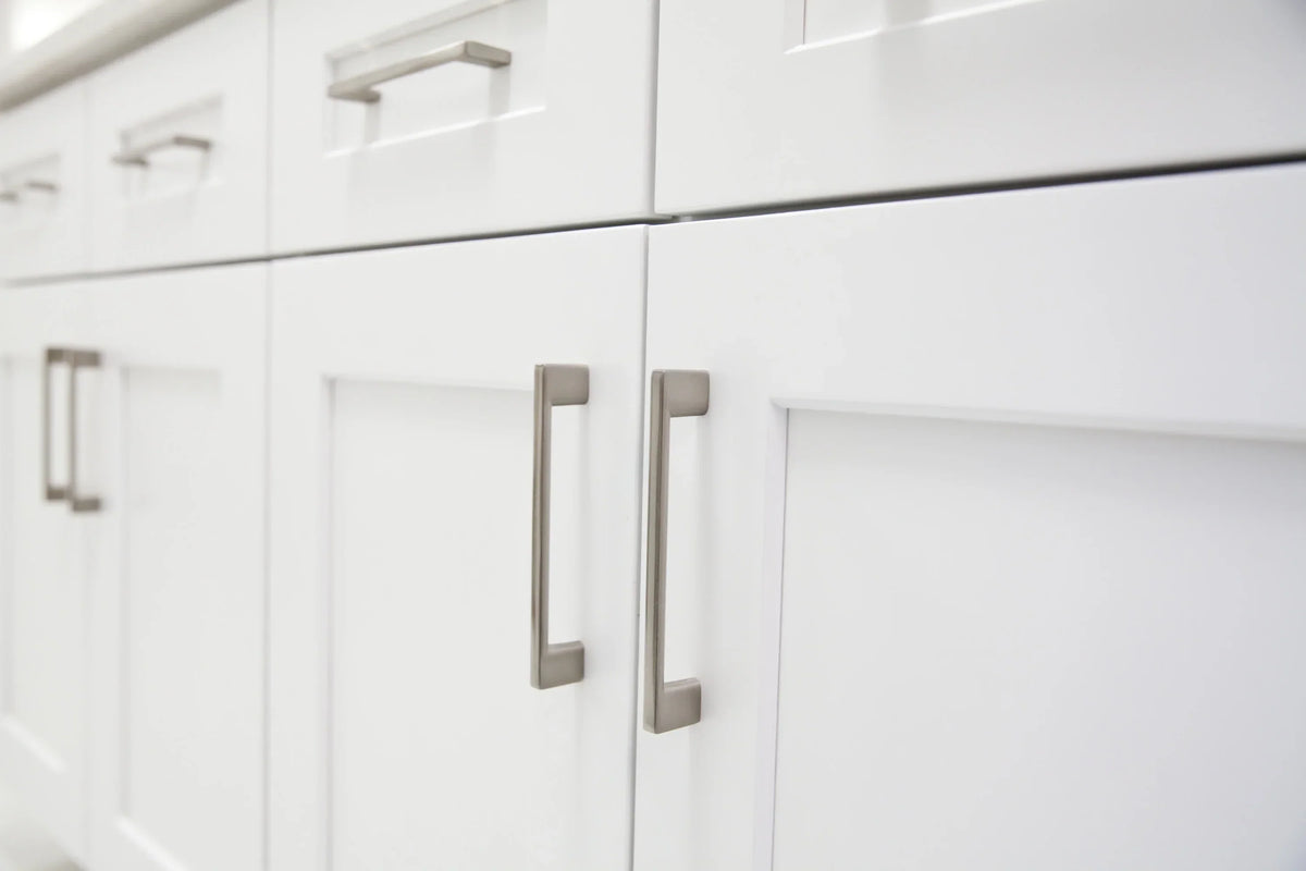 Nouveauté 2026 – Meuble bas de cuisine Design House Brookings , en bois, style Shaker, à 2 portes et 2 tiroirs (48 x 34,5 x 24 po), prêt à assembler, blanc Sherwin Williams
