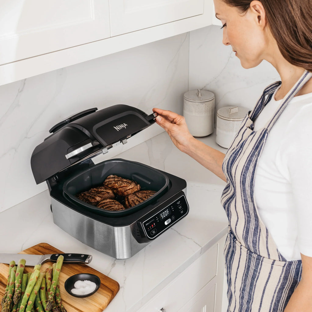 Nouveauté 2026 – Gril d'intérieur 4 en 1 Ninja Foodi avec friteuse à air de 4 pintes, rôtissage, cuisson au four et technologie de grillage cyclonique, noir/inox
