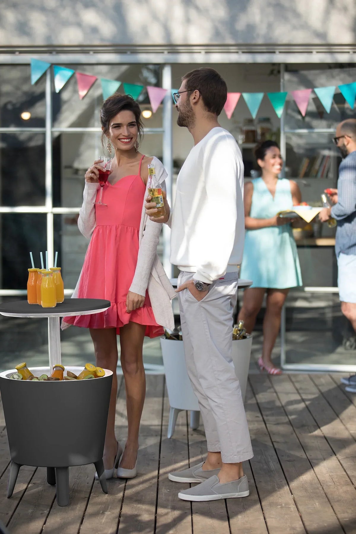 Nouveauté 2026 – Table d'appoint et bar isotherme Keter Pacific Cool Bar 2 en 1 de 28 litres (7,5 gallons), résistante aux intempéries, en résine durable, aspect rotin marron