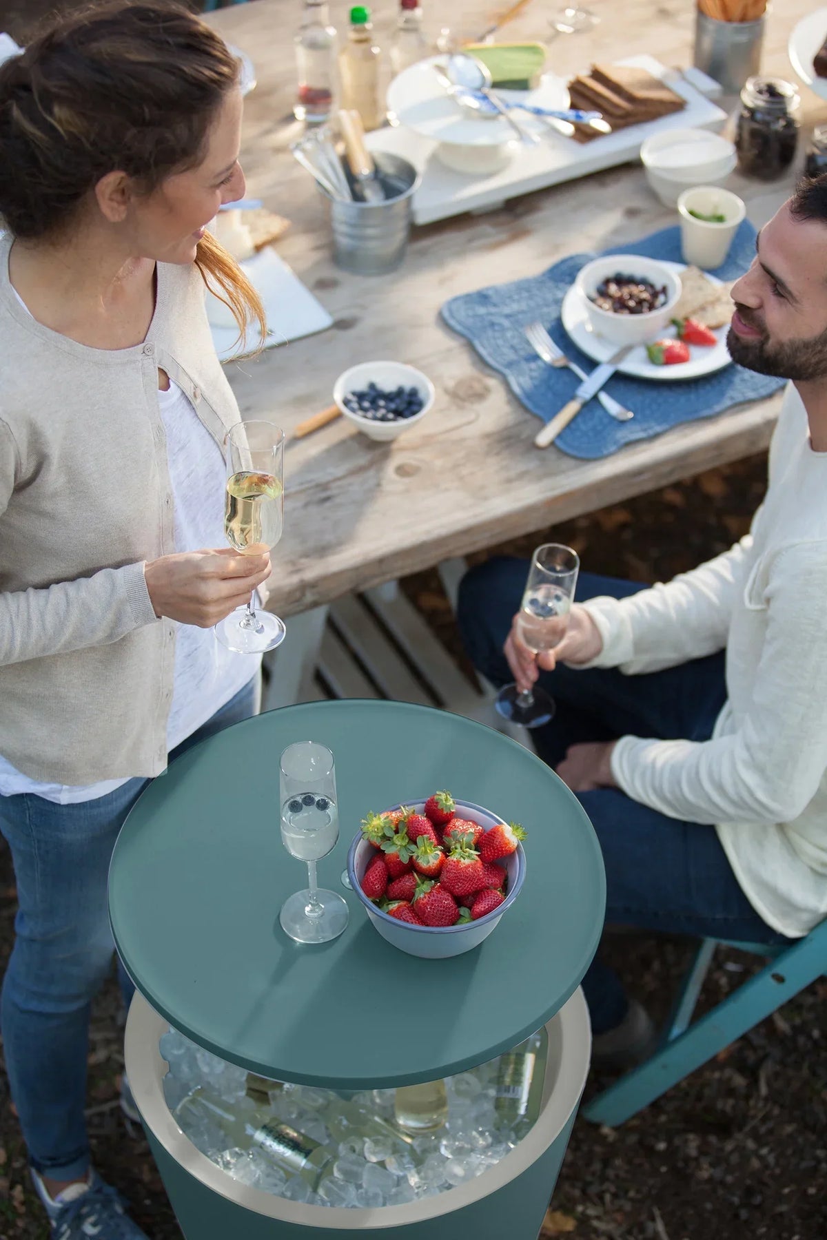 Nouveauté 2026 – Table d'appoint et bar isotherme Keter Pacific Cool Bar 2 en 1 de 28 litres (7,5 gallons), résistante aux intempéries, en résine durable, aspect rotin marron