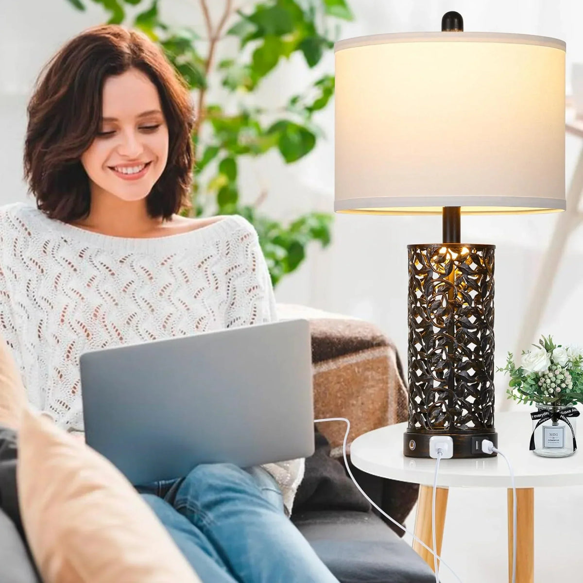 Nouveauté 2026 – Ensemble de 2 lampes de table Cinkeda pour salon et chambre à coucher, avec ports USB, prise secteur, intensité réglable à 3 niveaux, veilleuse tactile, style champêtre, motif floral blanc, lampes de chevet