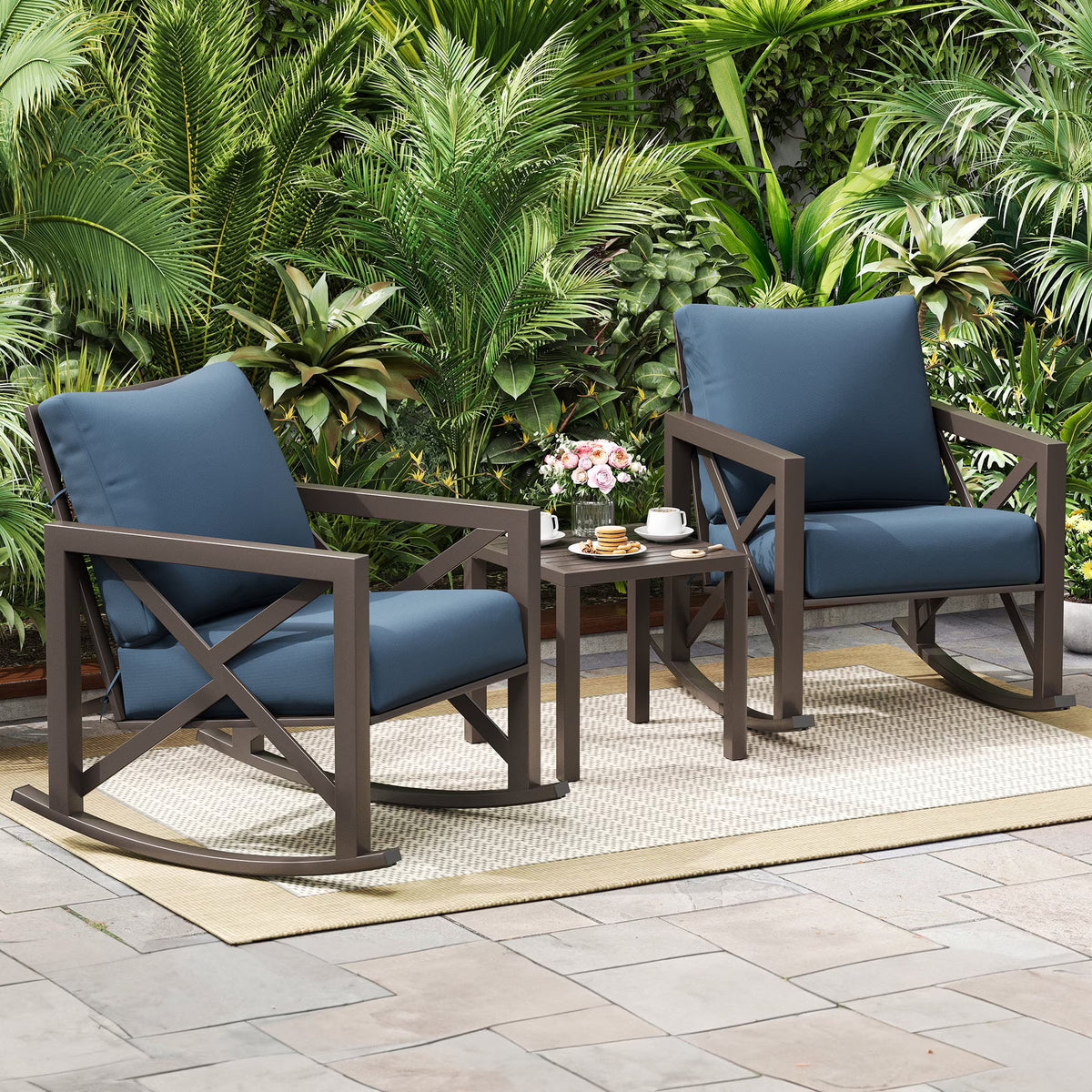 Nouveauté 2026 – Ensemble bistro MRUAKA , 3 pièces, comprenant 2 fauteuils à bascule et 1 table basse en métal avec coussins épais, idéal pour véranda, jardin ou bord de piscine, couleur beige