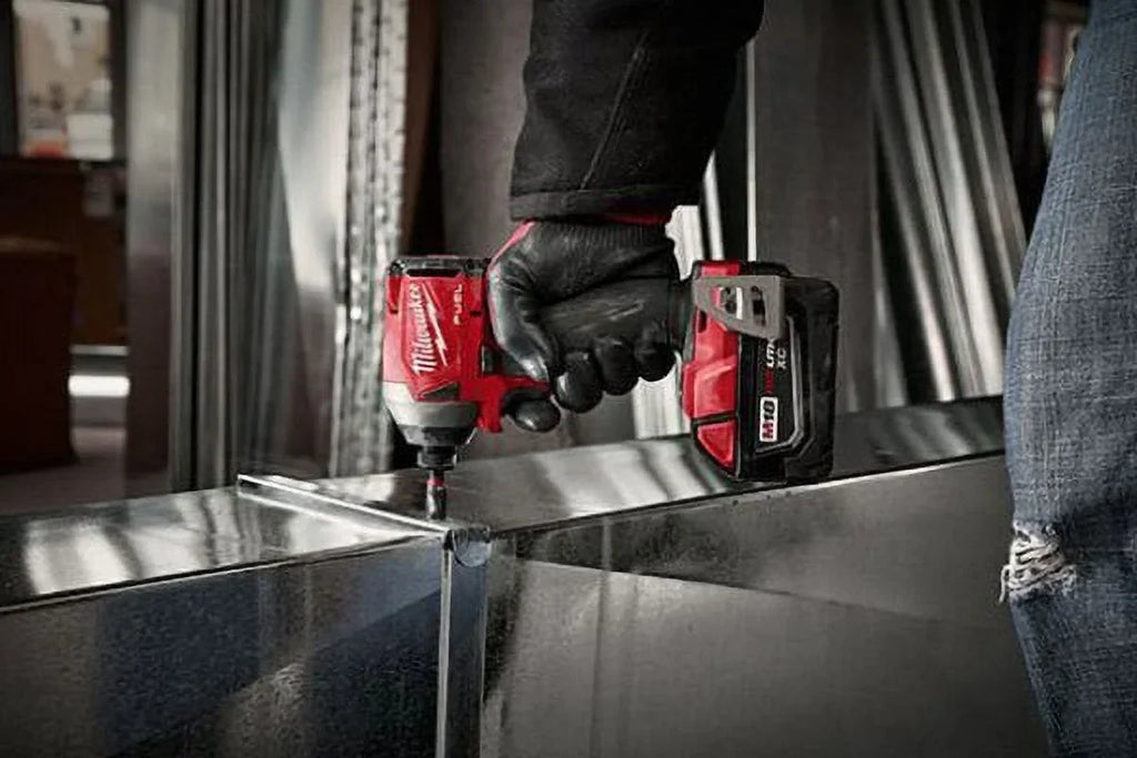 Nouveauté 2026 – Kit de visseuse à chocs hexagonale Milwaukee M18 Fuel 1/4" 18 V (réf. 2853-22) avec 2 batteries 5 Ah, chargeur et mallette de transport