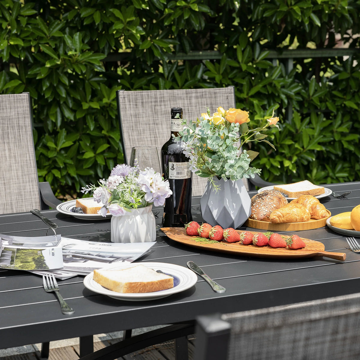Nouveauté 2026 – Ensemble de salle à manger d'extérieur 7 pièces Nuu Garden , en aluminium résistant à la rouille, comprenant 6 chaises en textilène et une table rectangulaire avec trou pour parasol, couleur brun grisâtre