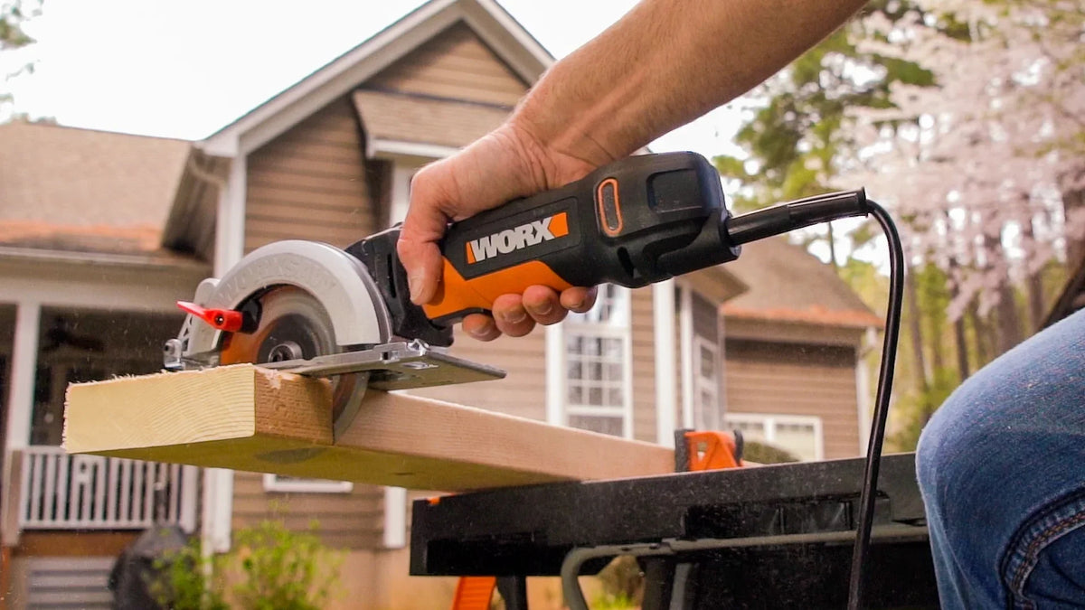 Nouveauté 2026 – Scie circulaire compacte à une main WORX WX439L 4,5 pouces et 4,5 A , noire et orange