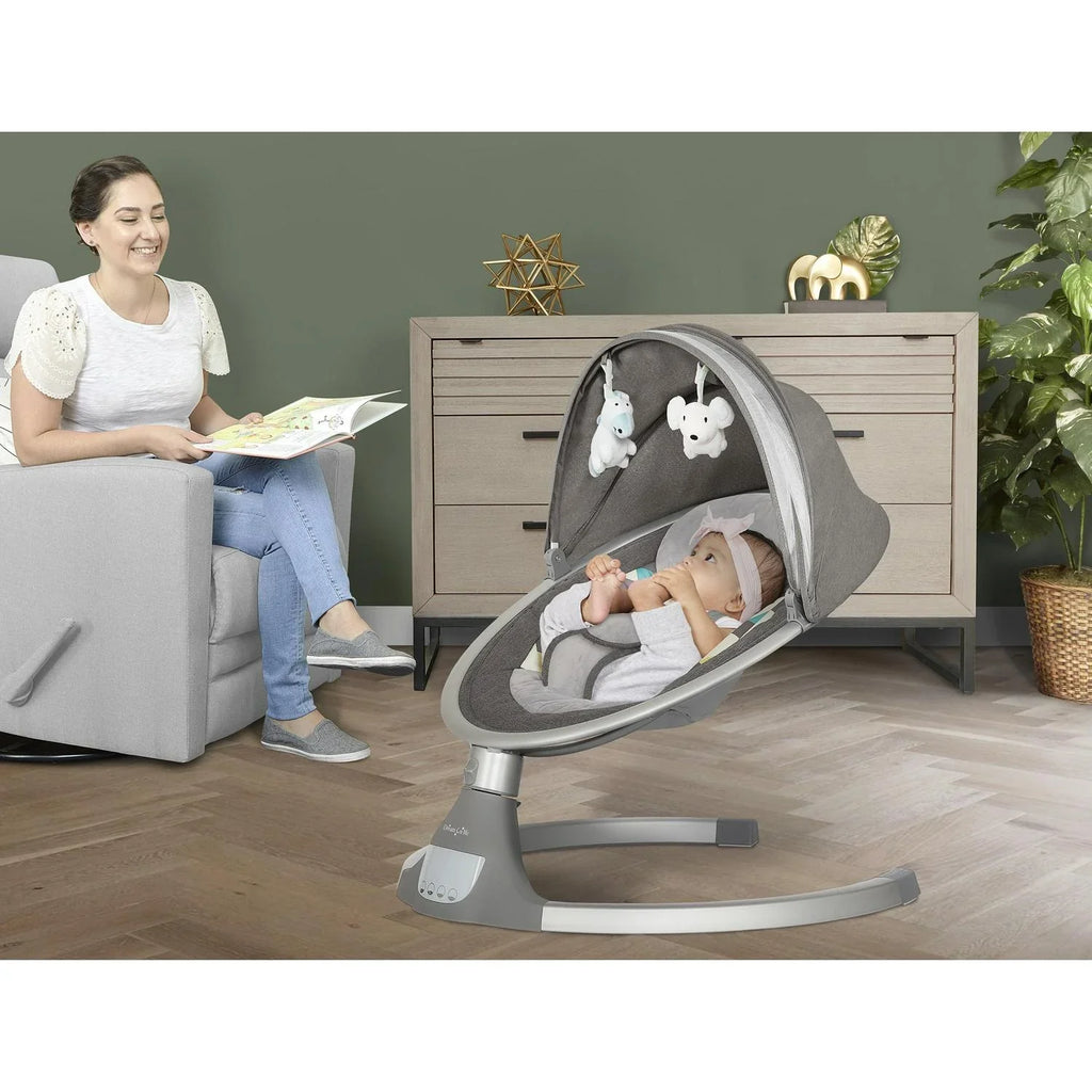 Nouveauté 2026 – Balancelle pour bébé Dream On Me Zazu . Balancelle pour nourrisson. 5 vitesses de balancement. Deux jouets intégrés. Connectivité Bluetooth et télécommande. Gris et bleu