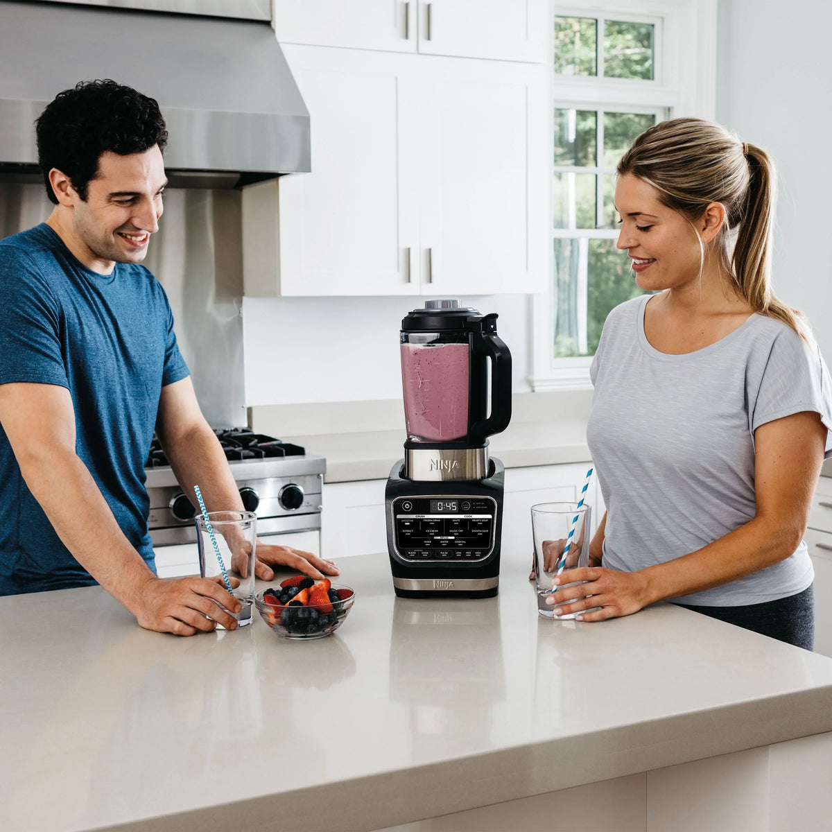 Nouveauté 2026 – Blender Ninja Foody pour soupes, sauces et dips chauds et froids, puissance maximale de 1400 watts, idéal pour mixer boissons glacées et smoothies. Pichet en verre antiadhésif (HB152), 1,9 L, noir