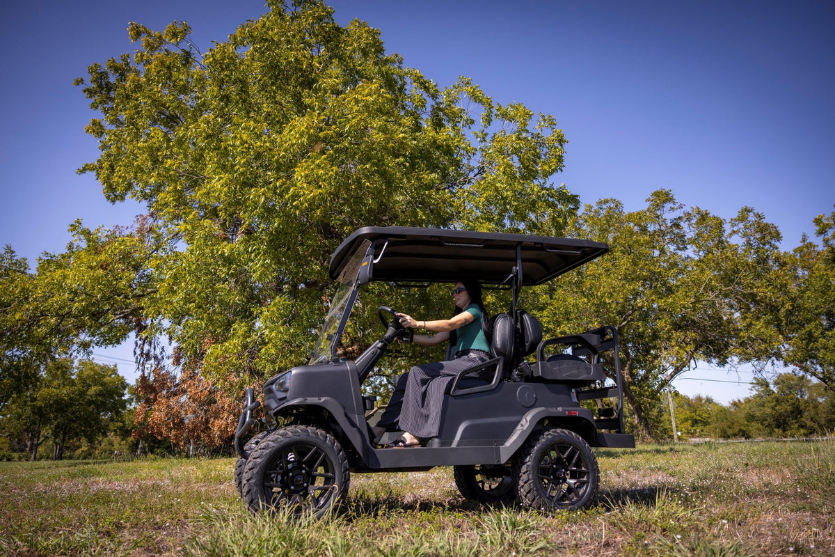Nouveauté 2026 – Voiturette de golf utilitaire électrique Coleman Powersports CGC2 51,2 V , 4 places, vitesse maximale de 32 km/h, autonomie de 64 km, moteur de 5 kW, écran LCD et rangement arrière, à partir de 16 ans, noir mat