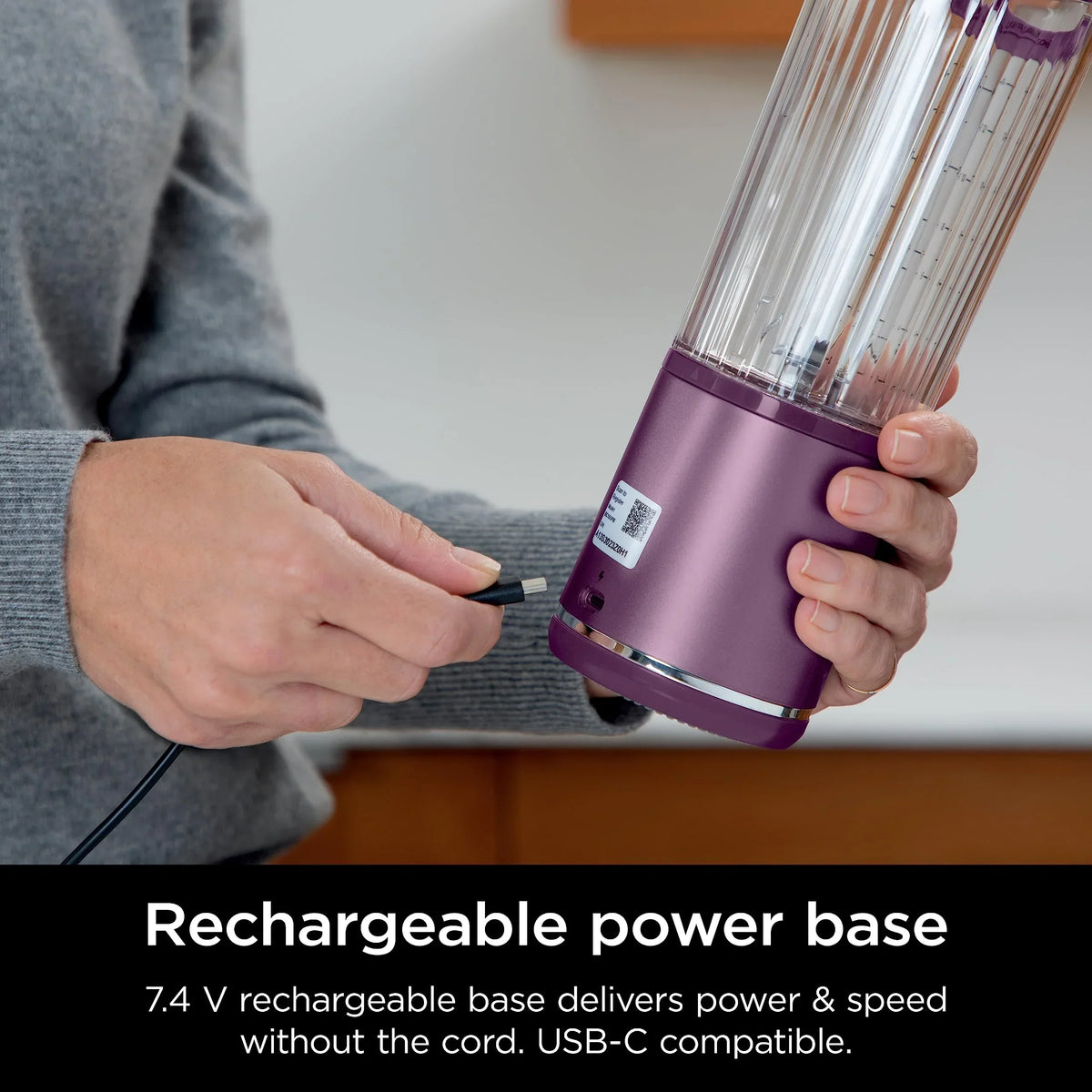 Nouveauté 2026 – Blender portable Ninja Blast , sans fil, bol de 532 ml (18 oz), blender individuel pour milkshakes et smoothies, sans BPA, couvercle étanche et bec verseur, rechargeable par USB-C, pièces compatibles lave-vaisselle, violet métallisé