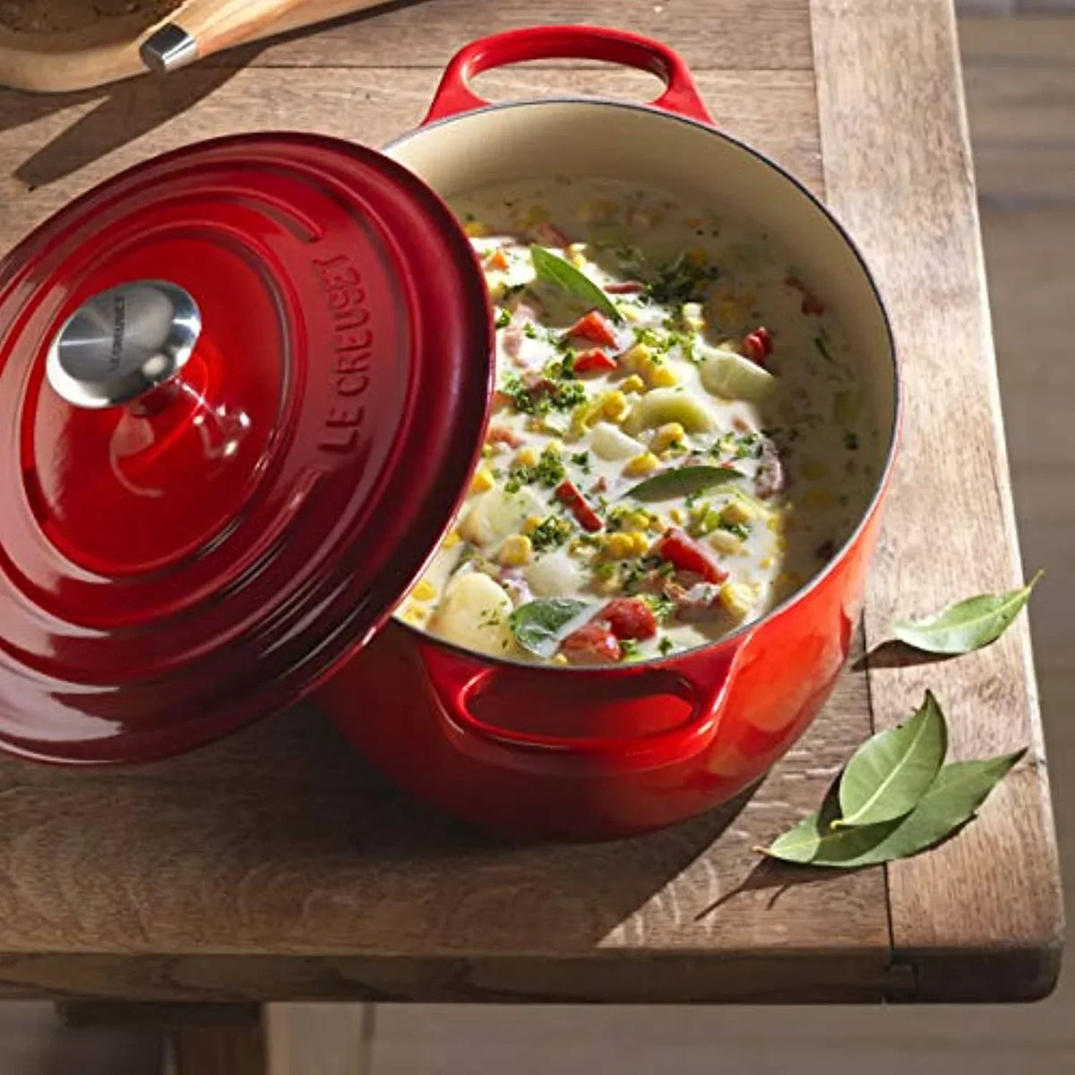 Nouveauté 2026 – Cocotte ovale Le Creuset Signature en fonte émaillée, 5 pintes, couleur cerise