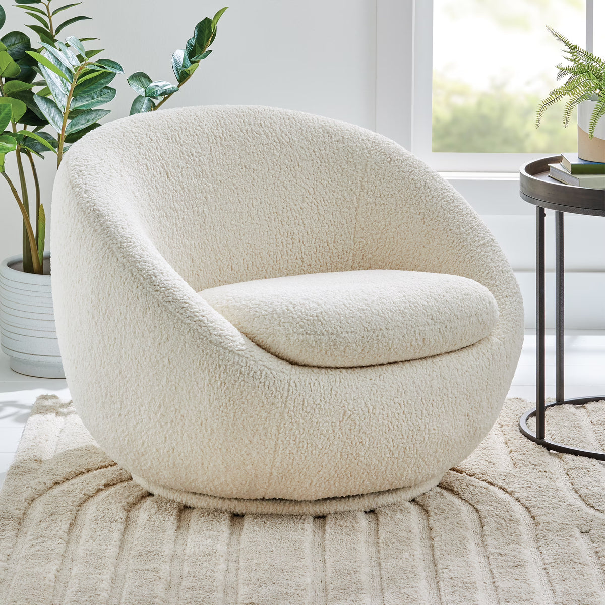 Nouveauté 2026 – Fauteuil pivotant Mira de Better Homes & Gardens , en peau de mouton retournée crème
