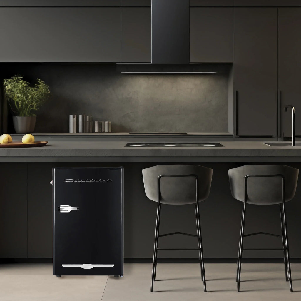 Nouveauté 2026 – Réfrigérateur de bar rétro Frigidaire EFR376-C-PINK 3,2 pi³ (rose), 65 watts, avec ouvre-bouteille latéral
