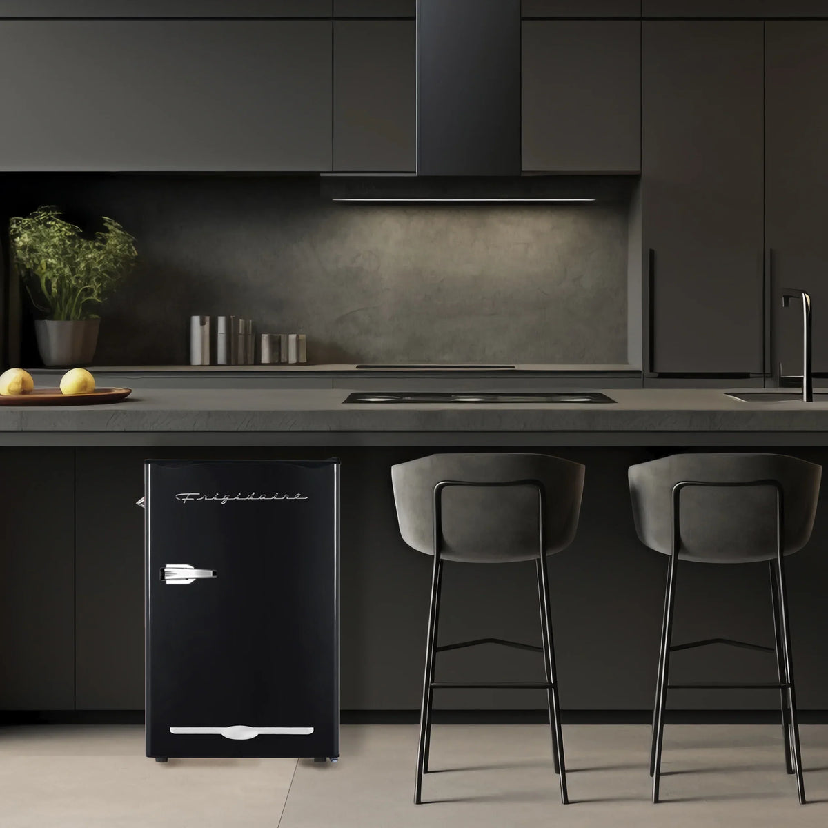 Nouveauté 2026 – Réfrigérateur de bar rétro Frigidaire EFR376-C-PINK 3,2 pi³ (rose), 65 watts, avec ouvre-bouteille latéral