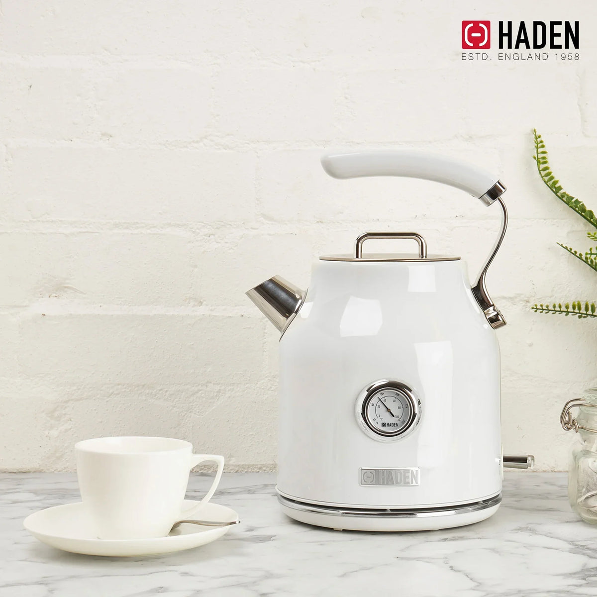 Nouveauté 2026 – Bouilloire électrique Haden Dorset 1,7 litre avec socle, mastic et chrome