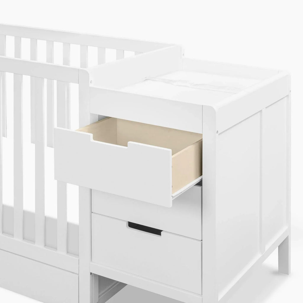 Nouveauté 2026 – Lit bébé convertible 4 en 1 avec table à langer intégrée Carter-s by DaVinci Colby, blanc