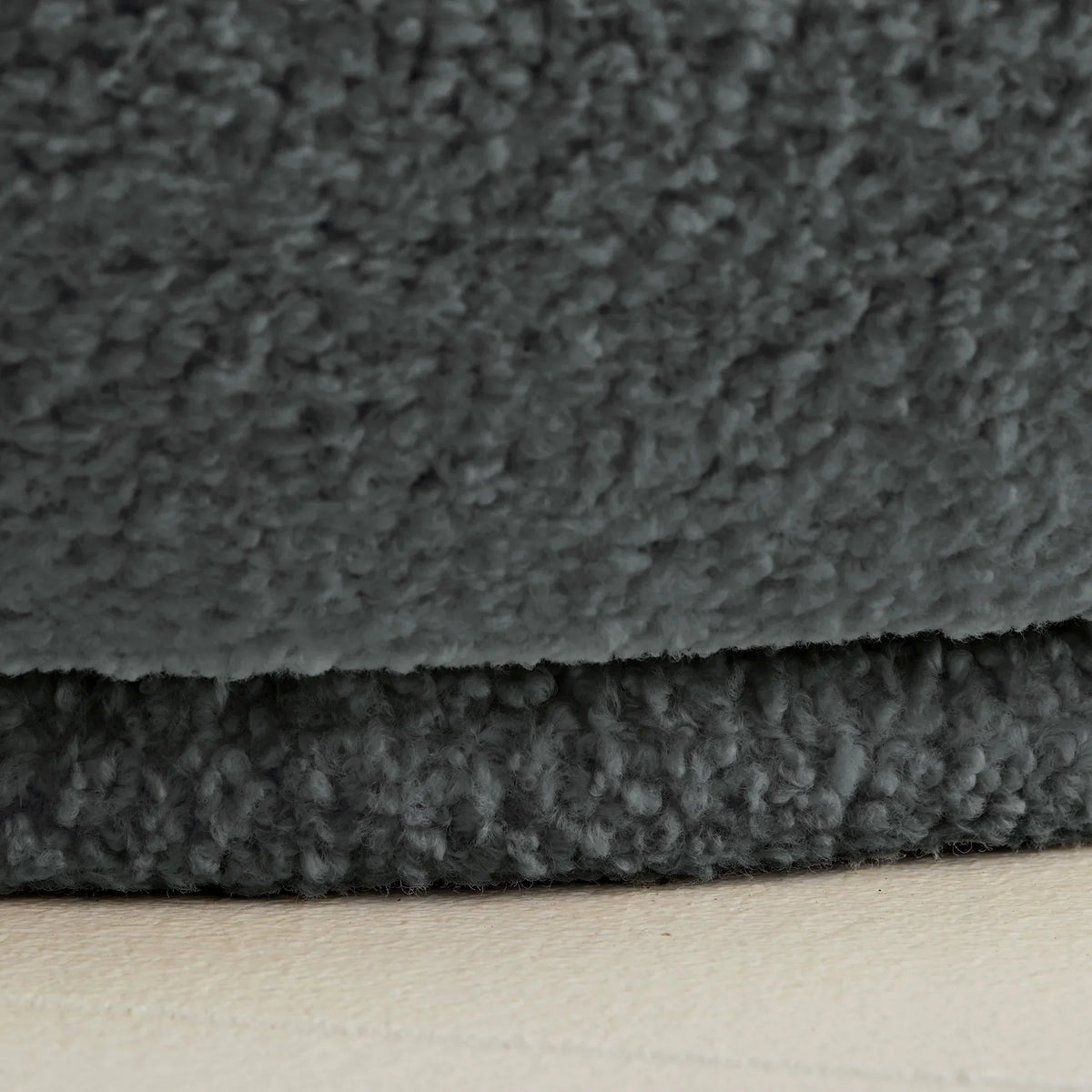 Nouveauté 2026 – Fauteuil pivotant Mira de Better Homes & Gardens , en peau de mouton retournée crème