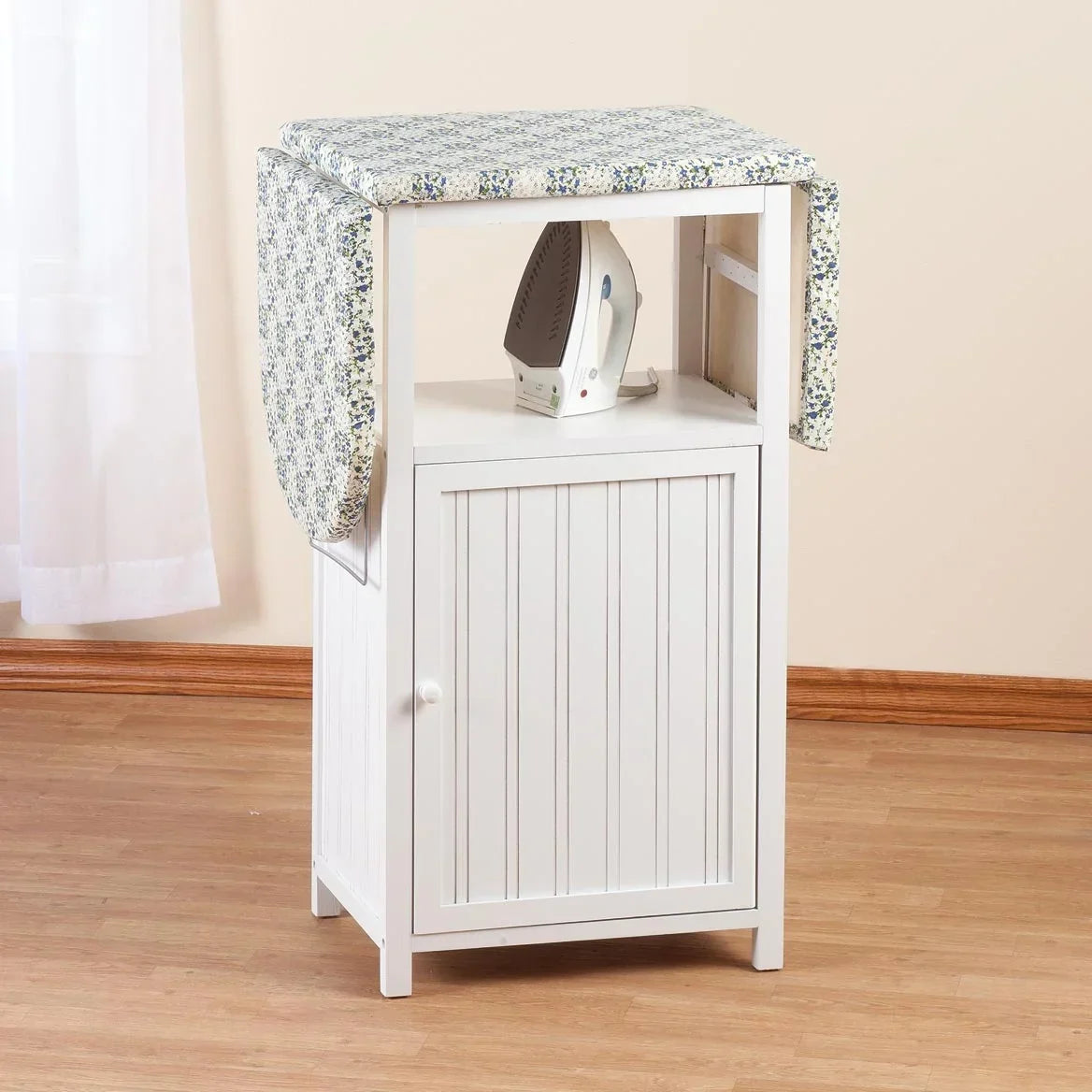 Nouveauté 2026 – Table à repasser OakRidge Deluxe avec armoire de rangement, idéale pour les petits espaces grâce à son espace de rangement supplémentaire, son plateau de pliage et sa fabrication en bois 100 % durable. Design blanc. Dimensions : 93 c