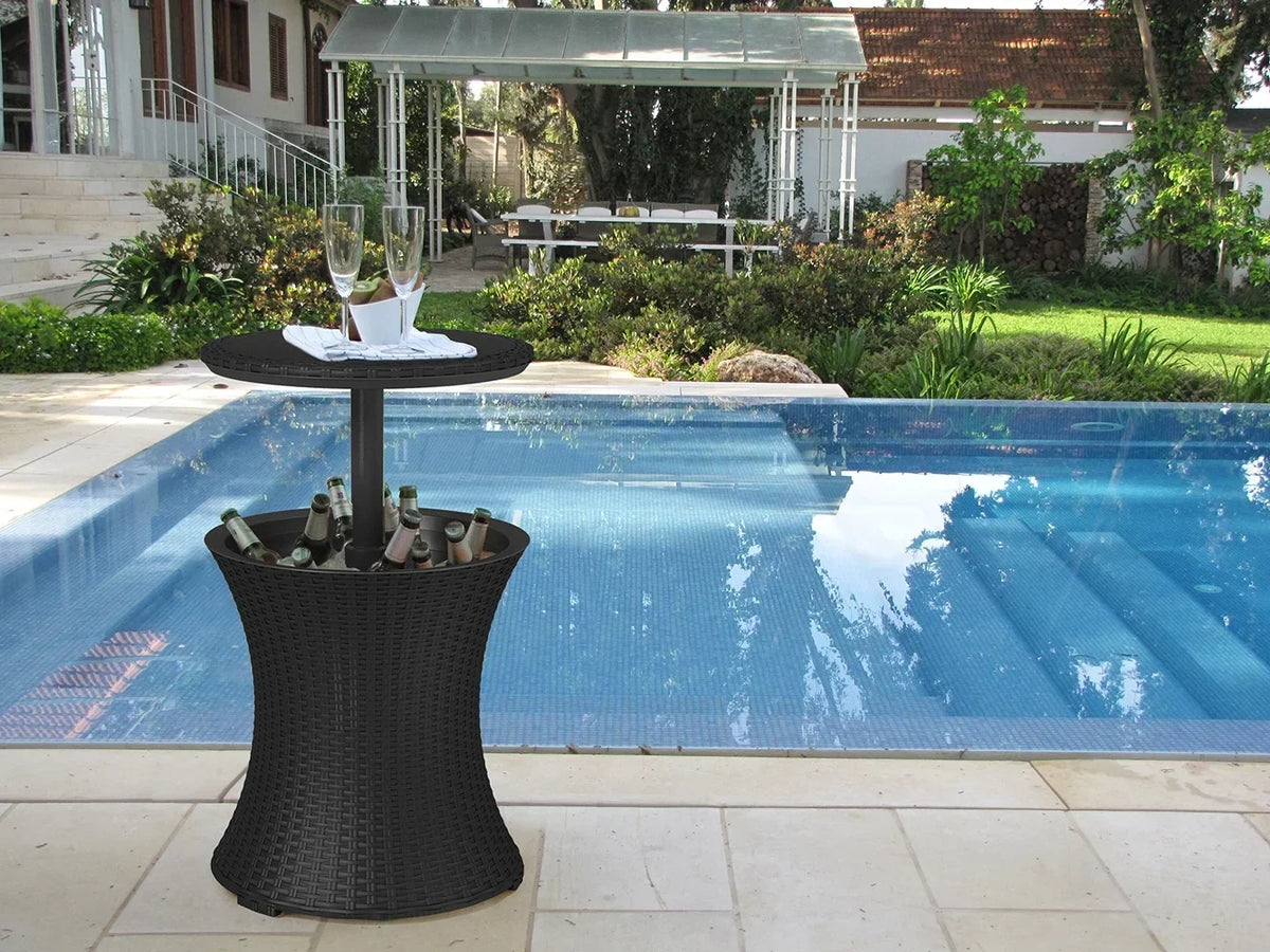 Nouveauté 2026 – Table d'appoint et bar isotherme Keter Pacific Cool Bar 2 en 1 de 28 litres (7,5 gallons), résistante aux intempéries, en résine durable, aspect rotin marron