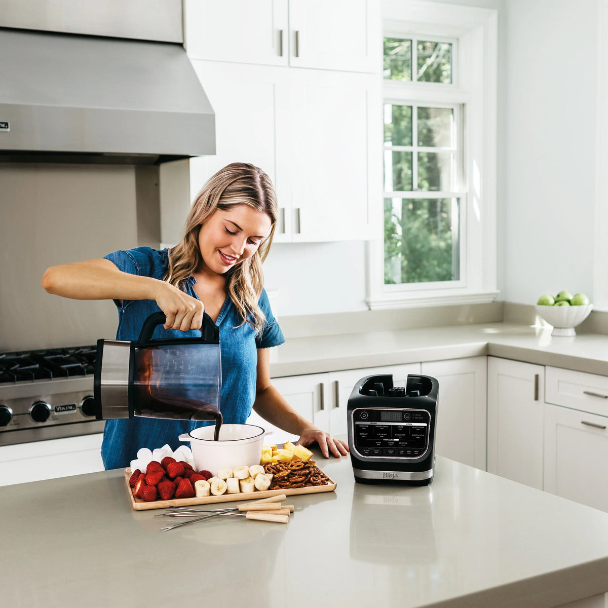 Nouveauté 2026 – Blender Ninja Foody pour soupes, sauces et dips chauds et froids, puissance maximale de 1400 watts, idéal pour mixer boissons glacées et smoothies. Pichet en verre antiadhésif (HB152), 1,9 L, noir