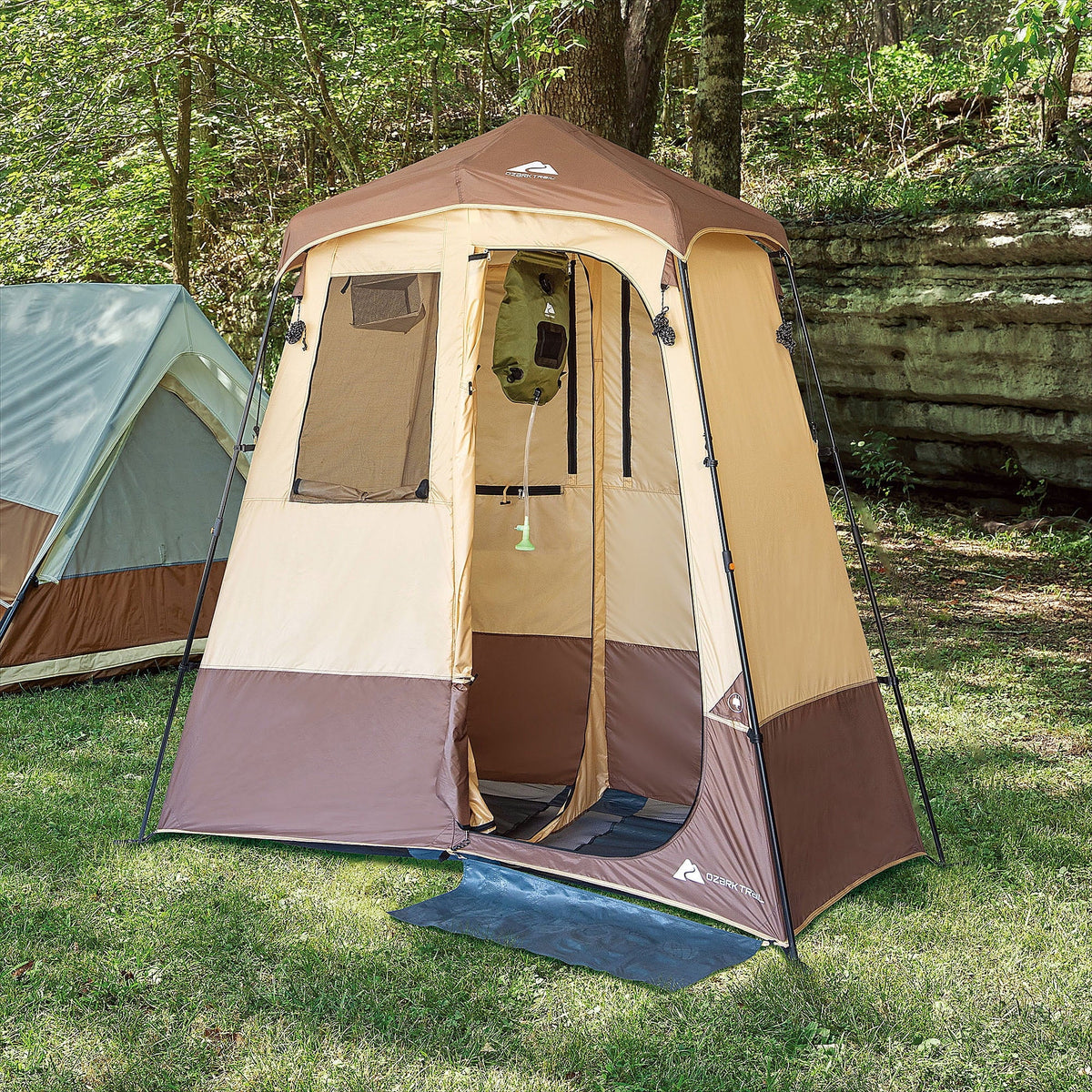 Nouveauté 2026 – Combinaison de tente de douche et utilitaire à 2 pièces Ozark Trail , comprenant un réservoir d'eau de 5 gallons, installation facile, capacité maximale de 2 personnes. Couleur kaki
