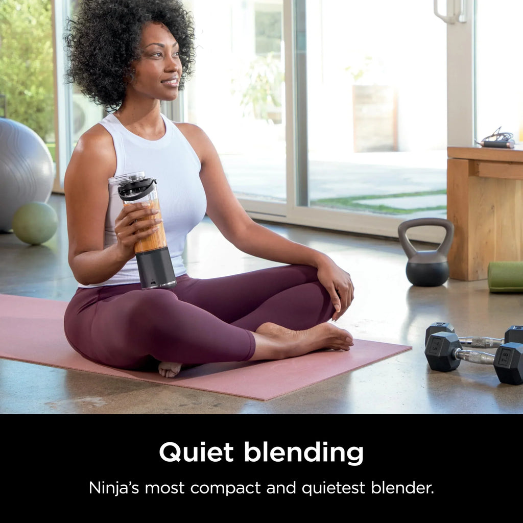 Nouveauté 2026 – Blender portable Ninja Blast , sans fil, bol de 532 ml (18 oz), blender individuel pour milkshakes et smoothies, sans BPA, couvercle étanche et bec verseur, rechargeable par USB-C, pièces compatibles lave-vaisselle, violet métallisé