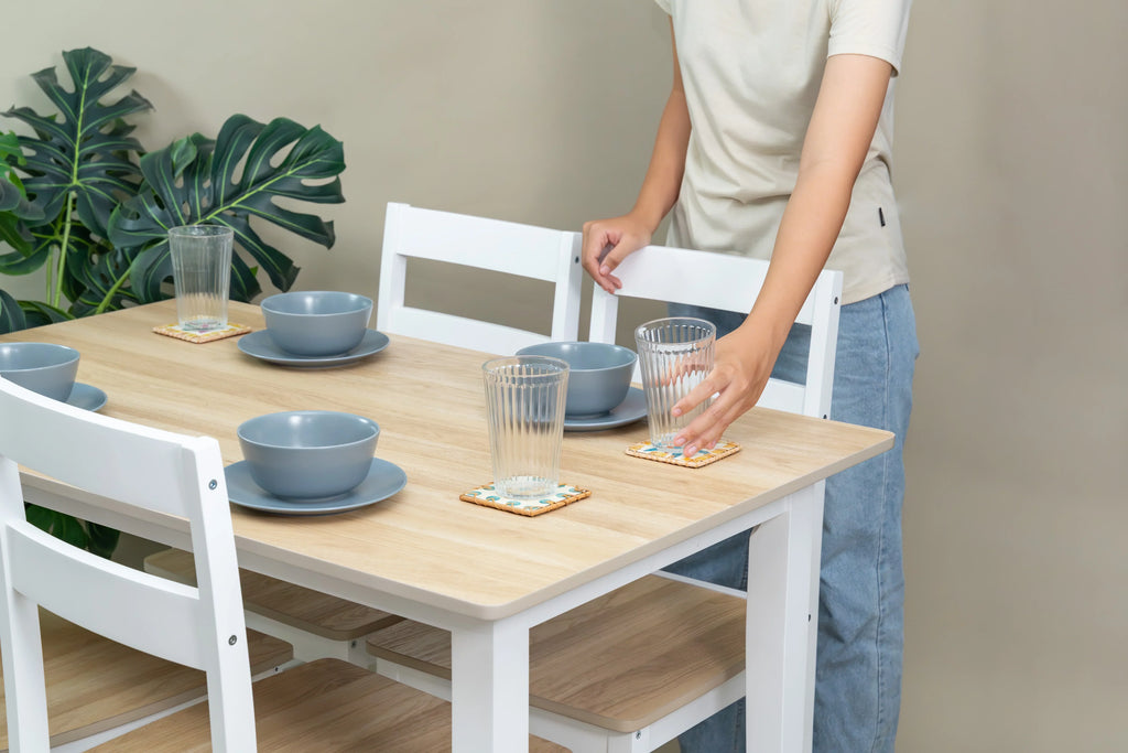 Nouveauté 2026 – Ensemble de salle à manger 5 pièces Mainstays , 1 table et 4 chaises, blanc, MDF et bois d'hévéa, intérieur, table de 117 cm (L) x 74 cm (l) x 76 cm (H