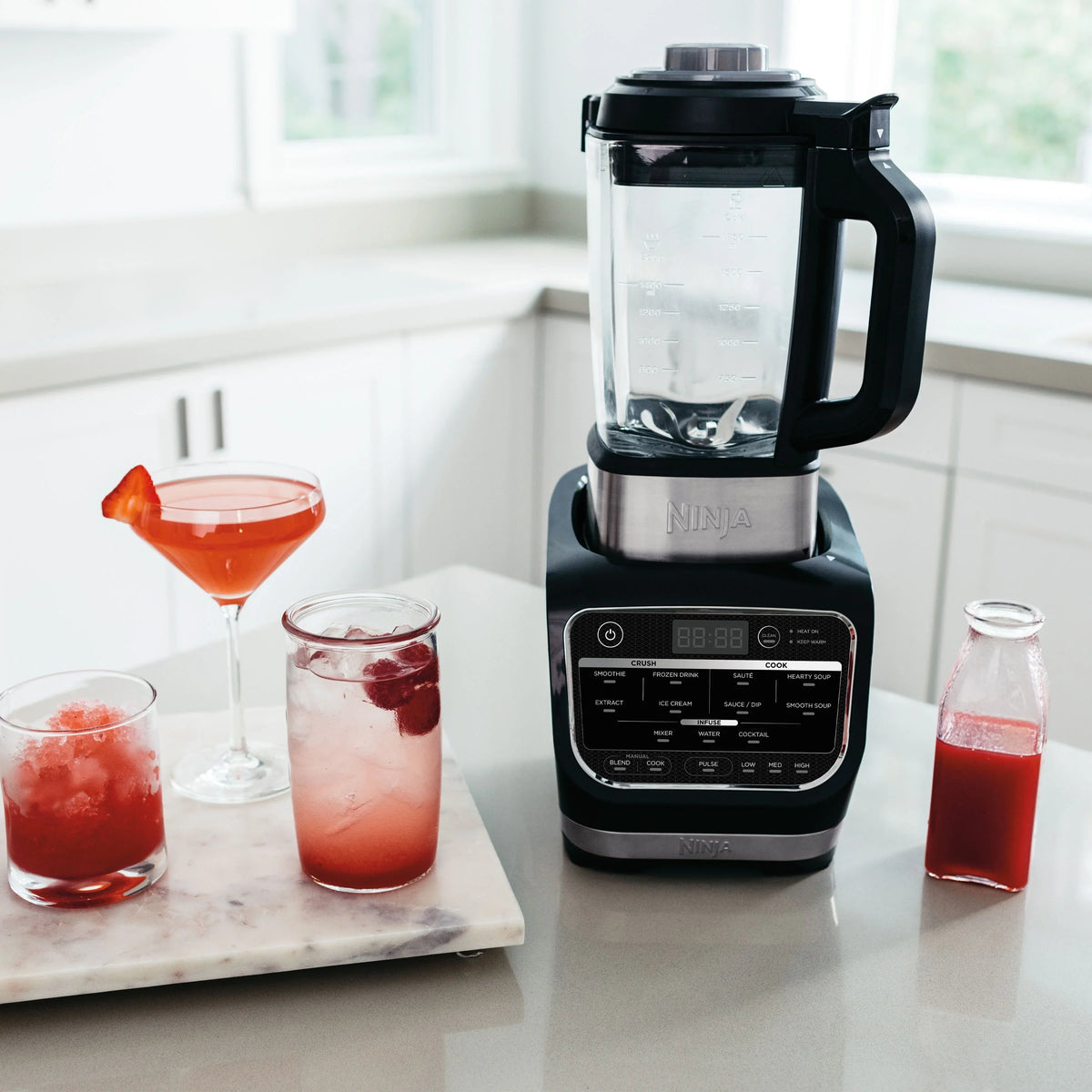 Nouveauté 2026 – Blender Ninja Foody pour soupes, sauces et dips chauds et froids, puissance maximale de 1400 watts, idéal pour mixer boissons glacées et smoothies. Pichet en verre antiadhésif (HB152), 1,9 L, noir