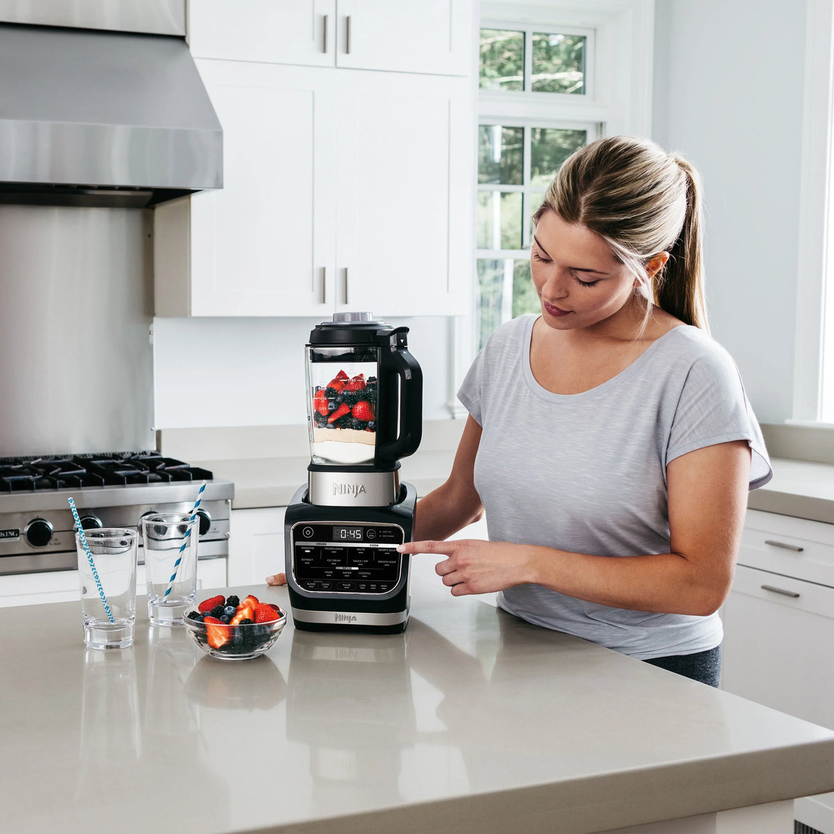 Nouveauté 2026 – Blender Ninja Foody pour soupes, sauces et dips chauds et froids, puissance maximale de 1400 watts, idéal pour mixer boissons glacées et smoothies. Pichet en verre antiadhésif (HB152), 1,9 L, noir
