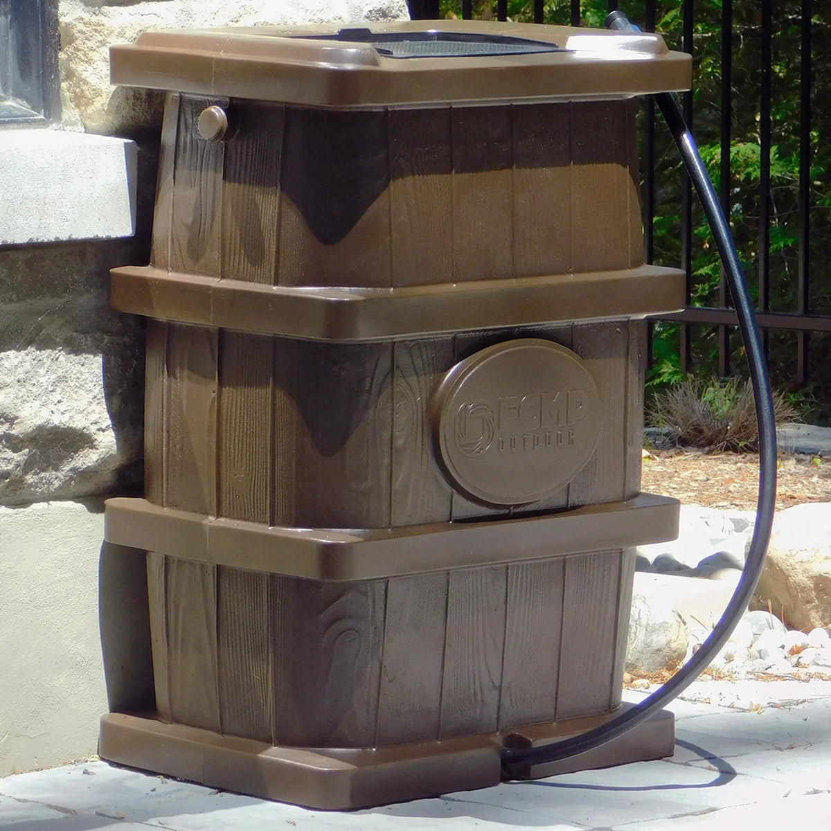 Nouveauté 2026 – Récupérateur d'eau de pluie extérieur FCMP Outdoor WG4000-GRY, aspect bois