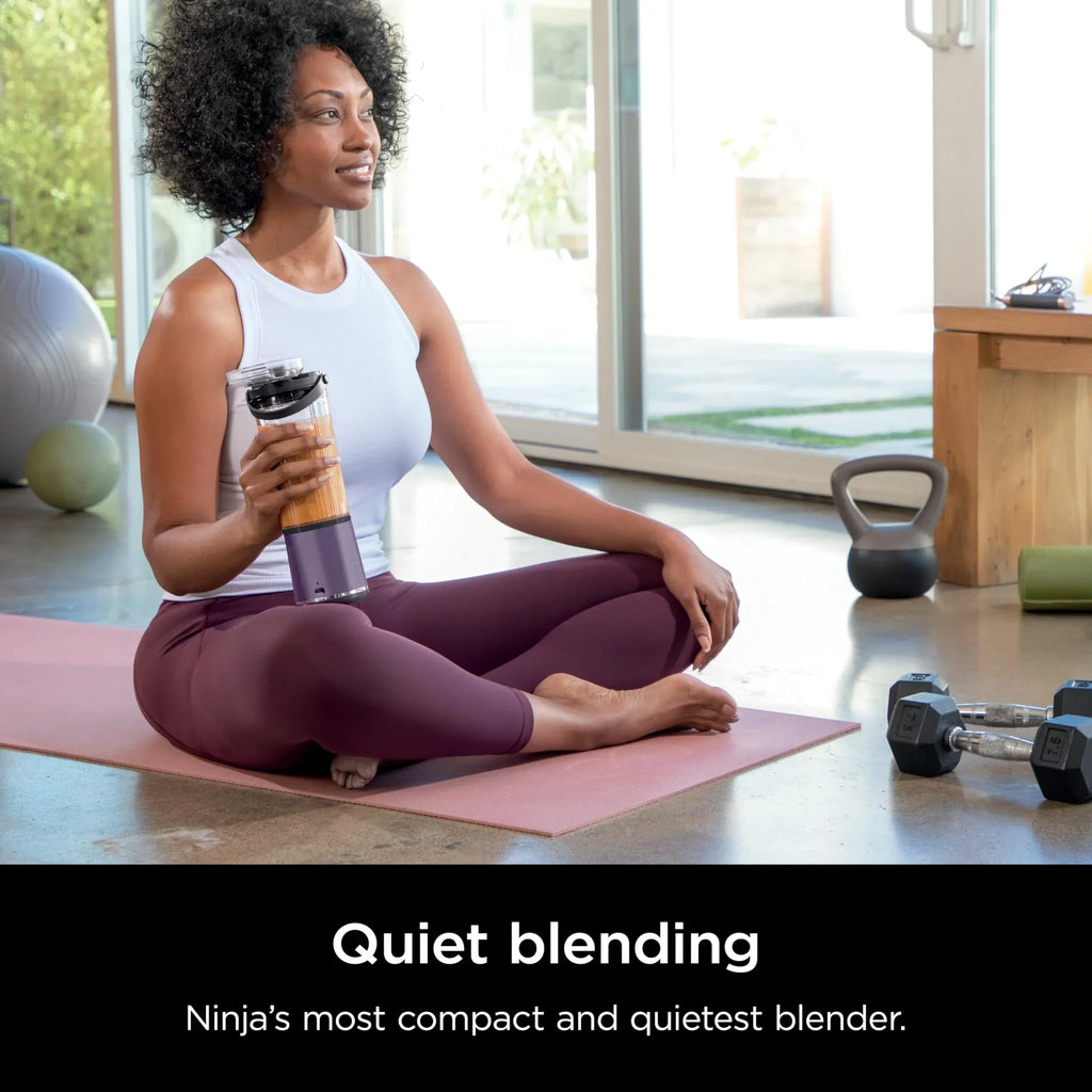 Nouveauté 2026 – Blender portable Ninja Blast , sans fil, bol de 532 ml (18 oz), blender individuel pour milkshakes et smoothies, sans BPA, couvercle étanche et bec verseur, rechargeable par USB-C, pièces compatibles lave-vaisselle, violet métallisé
