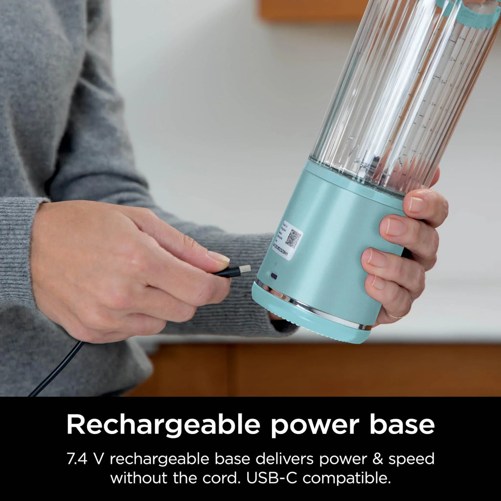 Nouveauté 2026 – Blender portable Ninja Blast , sans fil, bol de 532 ml (18 oz), blender individuel pour milkshakes et smoothies, sans BPA, couvercle étanche et bec verseur, rechargeable par USB-C, pièces compatibles lave-vaisselle, violet métallisé