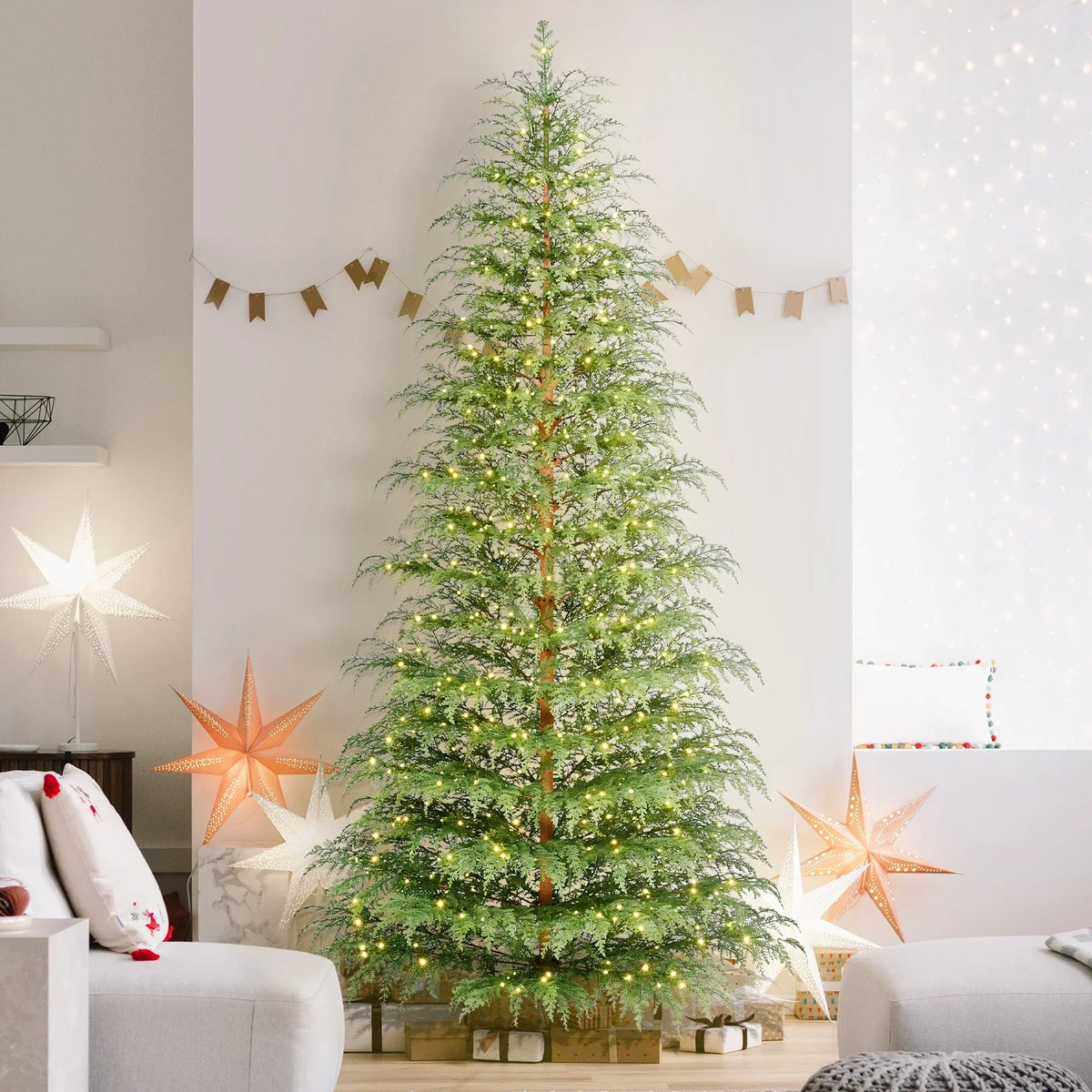 Nouveauté 2026 – Sapin de Noël artificiel 9' en cyprès vert pré-illuminé, , avec 600 lumières LED blanc chaud scintillantes, par My Texas House