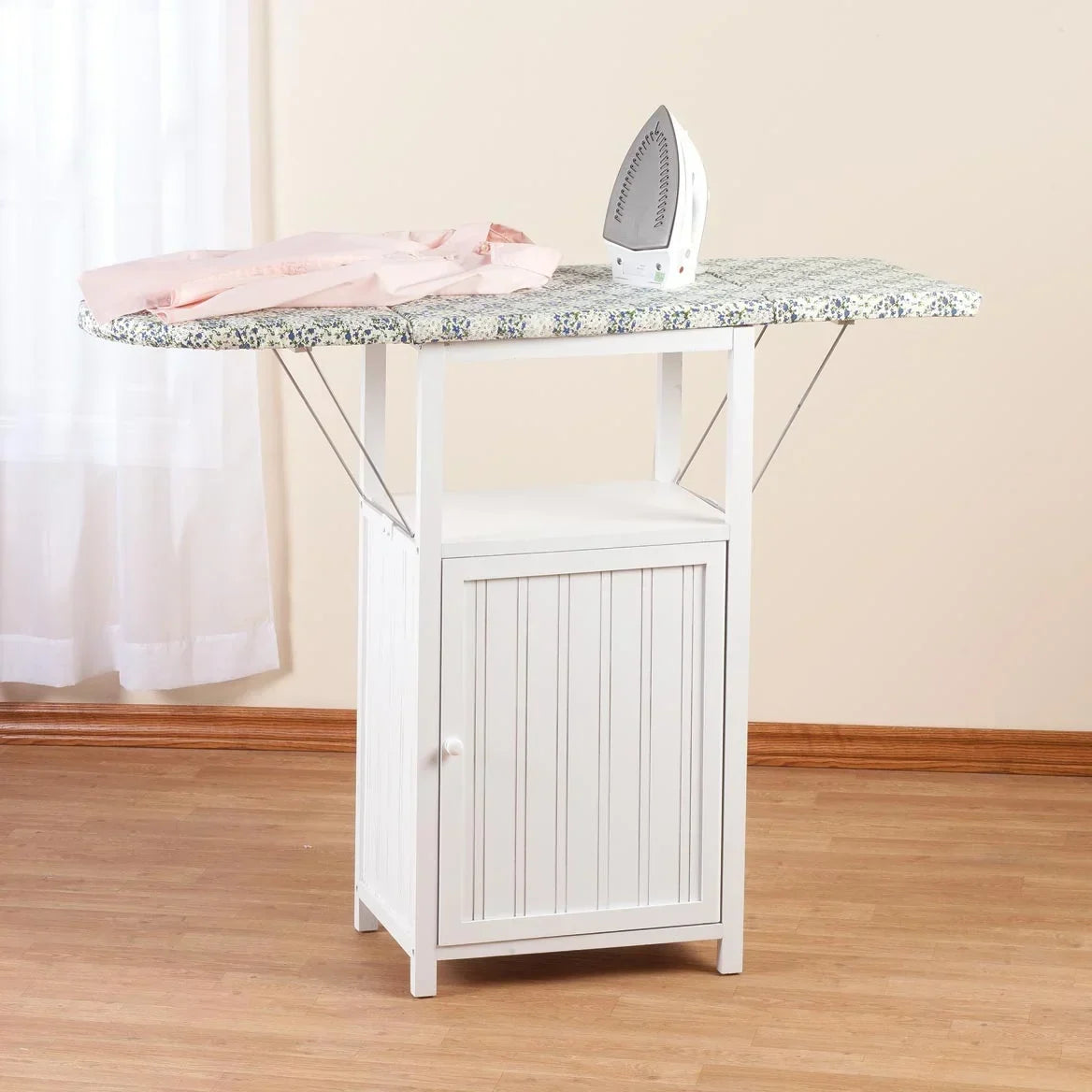 Nouveauté 2026 – Table à repasser OakRidge Deluxe avec armoire de rangement, idéale pour les petits espaces grâce à son espace de rangement supplémentaire, son plateau de pliage et sa fabrication en bois 100 % durable. Design blanc. Dimensions : 93 c