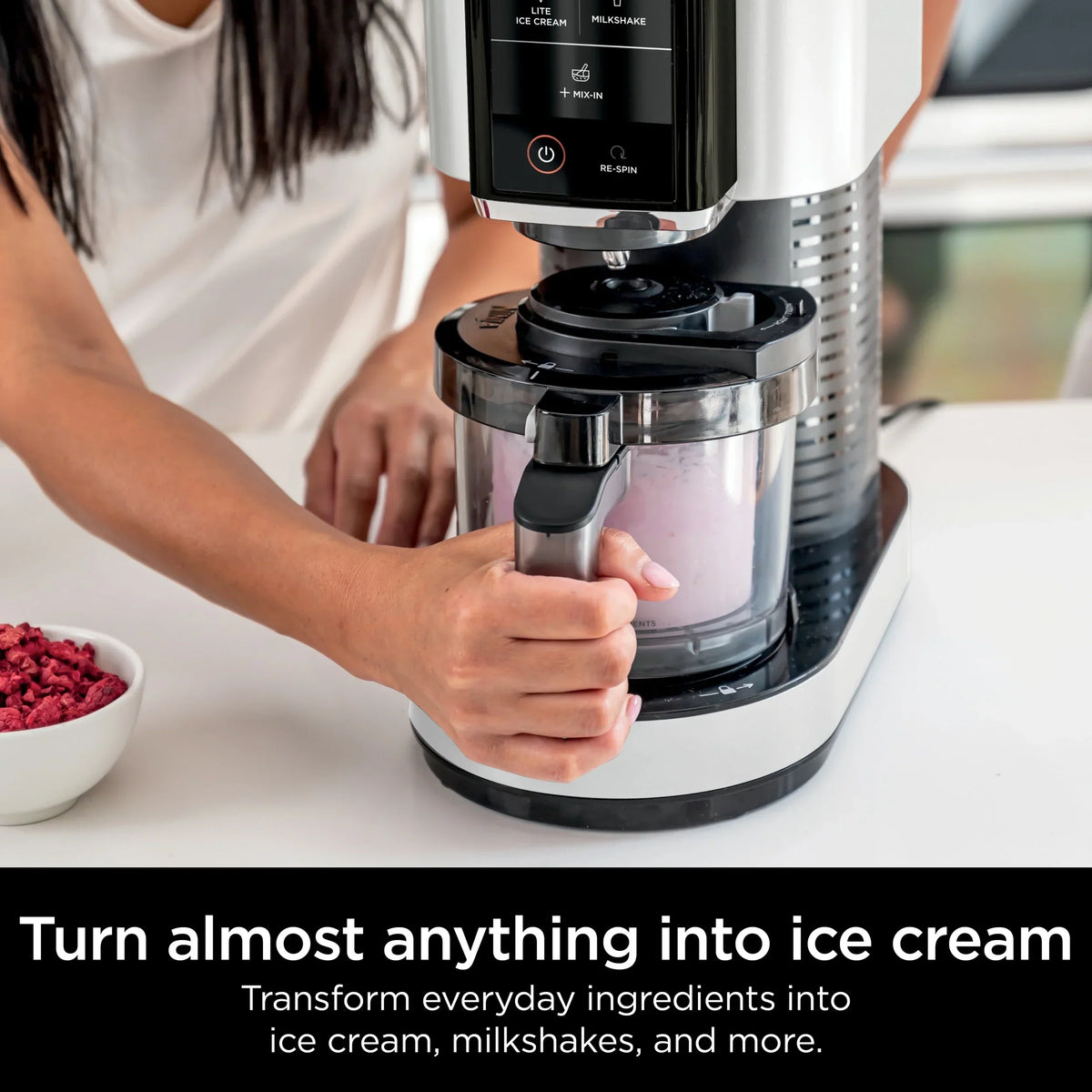 Nouveauté 2026 – Sorbetière Ninja CREAMi , pour gelato, garnitures, milkshakes, sorbets, bols de smoothie et plus encore, 5 programmes à une touche, avec (2) récipients de 473 ml (16 oz) et couvercles, idéale pour les enfants, blanche, NC300WH