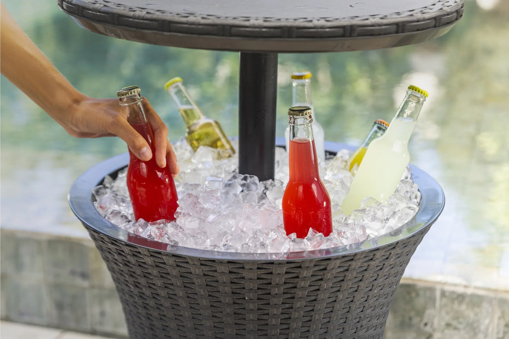 Nouveauté 2026 – Table d'appoint et bar isotherme Keter Pacific Cool Bar 2 en 1 de 28 litres (7,5 gallons), résistante aux intempéries, en résine durable, aspect rotin marron