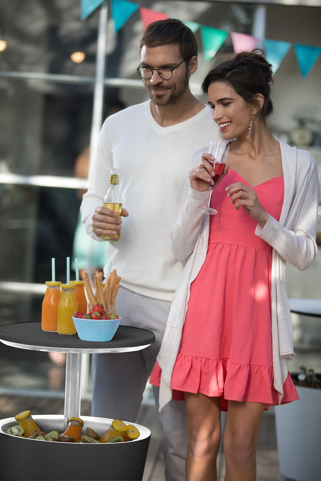 Nouveauté 2026 – Table d'appoint et bar isotherme Keter Pacific Cool Bar 2 en 1 de 28 litres (7,5 gallons), résistante aux intempéries, en résine durable, aspect rotin marron