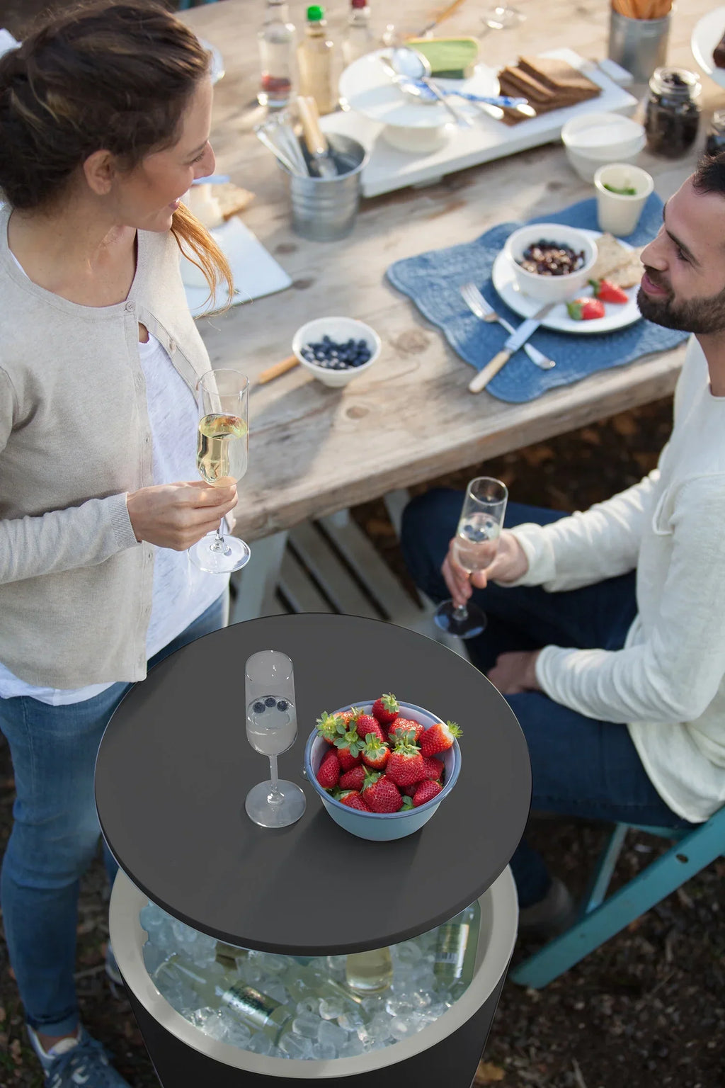 Nouveauté 2026 – Table d'appoint et bar isotherme Keter Pacific Cool Bar 2 en 1 de 28 litres (7,5 gallons), résistante aux intempéries, en résine durable, aspect rotin marron