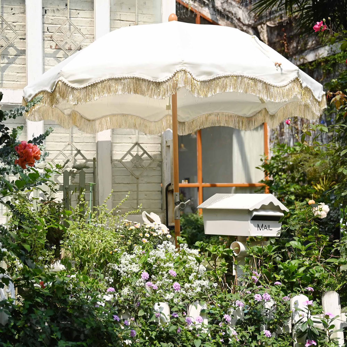 Nouveauté 2026 – Parasol de terrasse LAGarden de 1,8 m à franges et pompon, style Jazz Age, en bois, protection UPF50+, beige avec pompon doré, modèle : JZ6-01