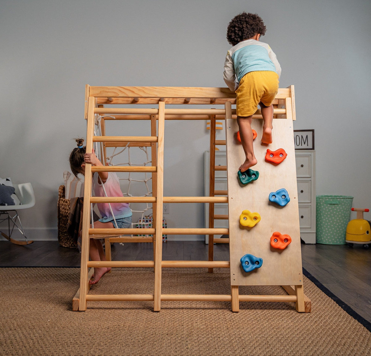 Nouveauté 2026 – Avenlur Aire de jeux intérieure pour tout-petits et enfants - Structure en bois véritable 6 en 1 avec toboggan, mur d'escalade, corde à grimper, barres de singe, balançoire et échelle. Un espace de jeux amusant pour les enfants