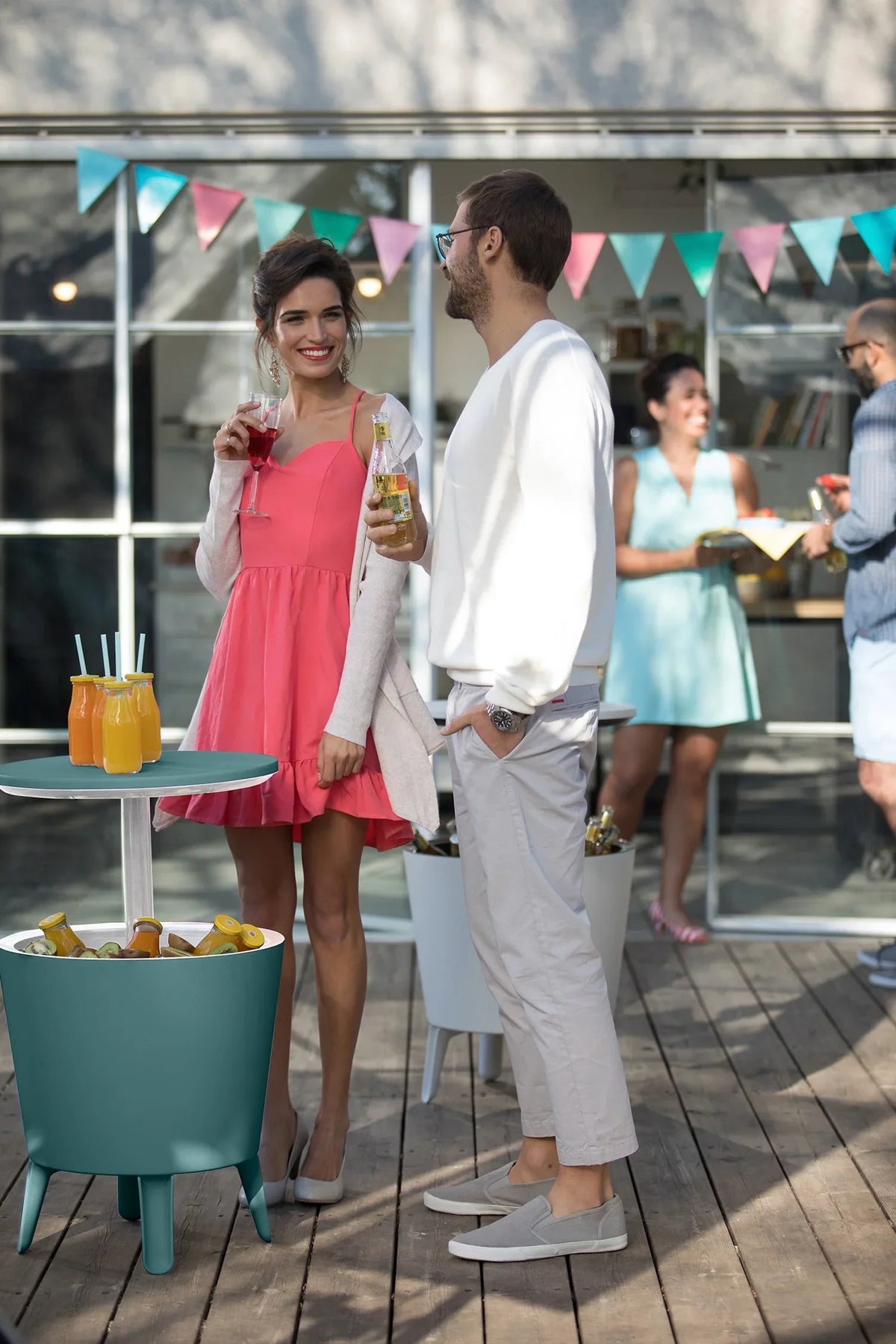 Nouveauté 2026 – Table d'appoint et bar isotherme Keter Pacific Cool Bar 2 en 1 de 28 litres (7,5 gallons), résistante aux intempéries, en résine durable, aspect rotin marron