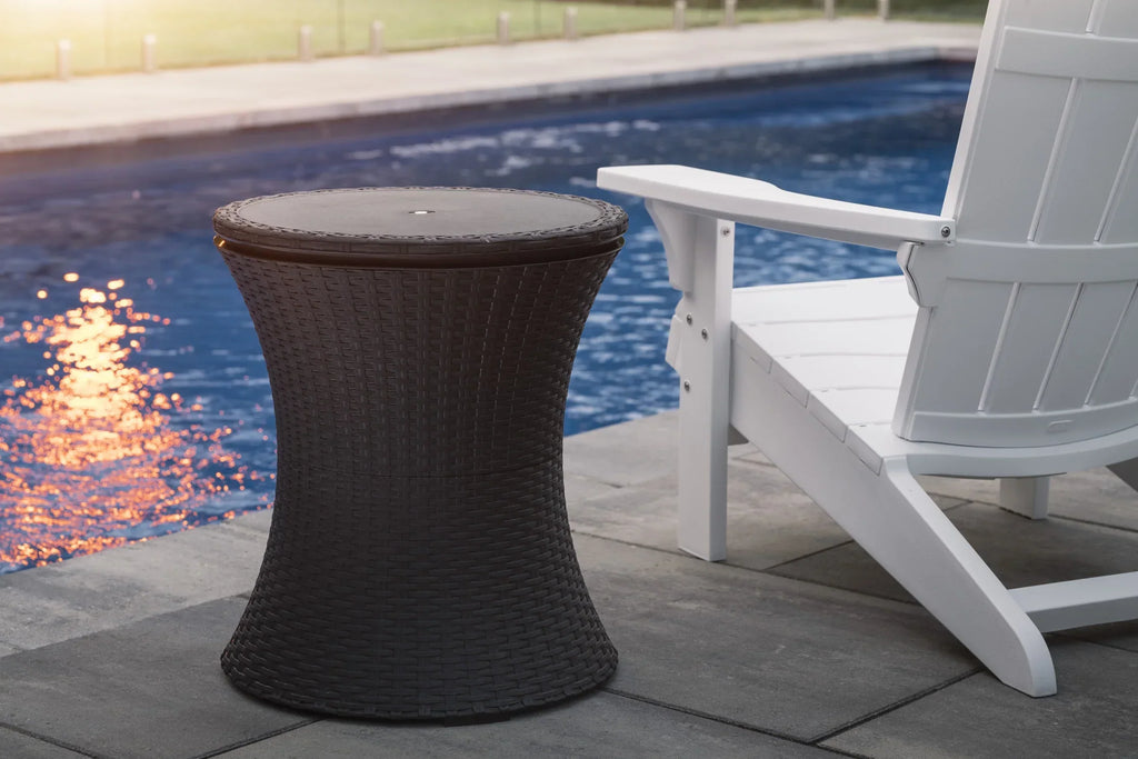 Nouveauté 2026 – Table d'appoint et bar isotherme Keter Pacific Cool Bar 2 en 1 de 28 litres (7,5 gallons), résistante aux intempéries, en résine durable, aspect rotin marron