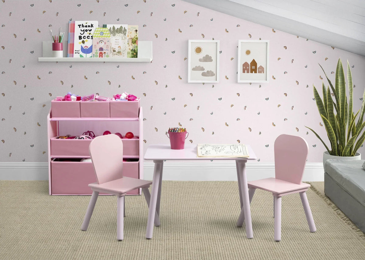 Nouveauté 2026 – Ensemble de jeu pour tout-petits Delta Children 4 pièces – Comprend une table de jeu, 2 chaises et un rangement à jouets à 6 bacs avec autocollants en vinyle réutilisables, rose clair/rose foncé